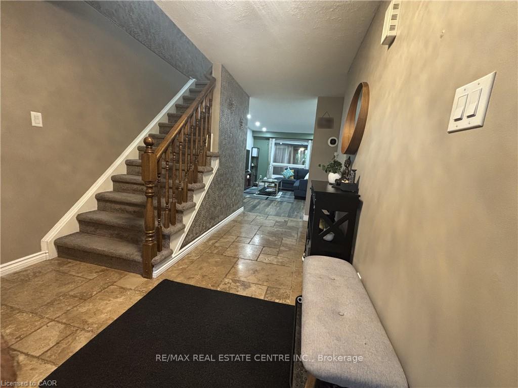 Photo 5 of 40 Caprice Court, Kitchener, Victoria Hills — HOMEH