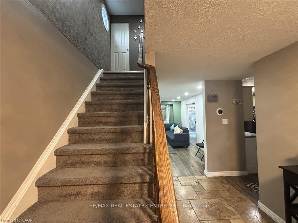 Photo 6 of 40 Caprice Court, Kitchener, Victoria Hills — HOMEH