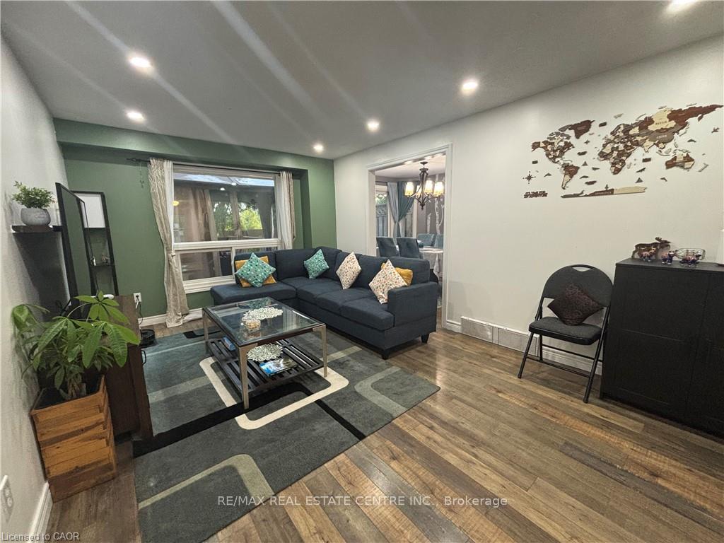 Photo 8 of 40 Caprice Court, Kitchener, Victoria Hills — HOMEH