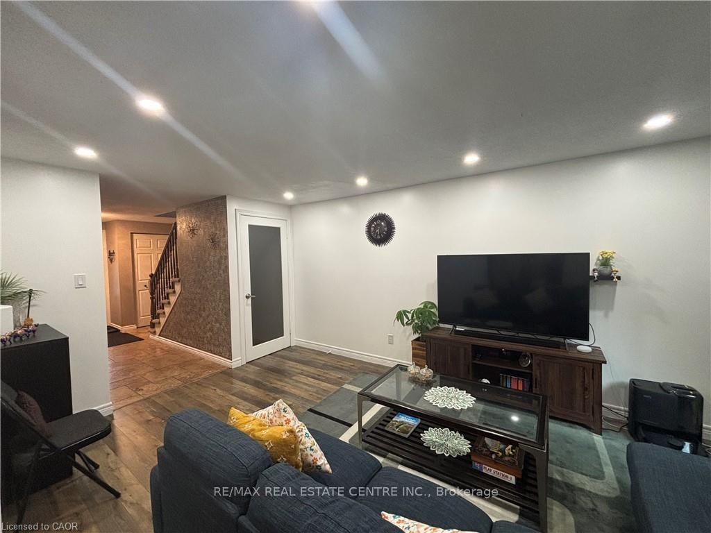 Photo 9 of 40 Caprice Court, Kitchener, Victoria Hills — HOMEH