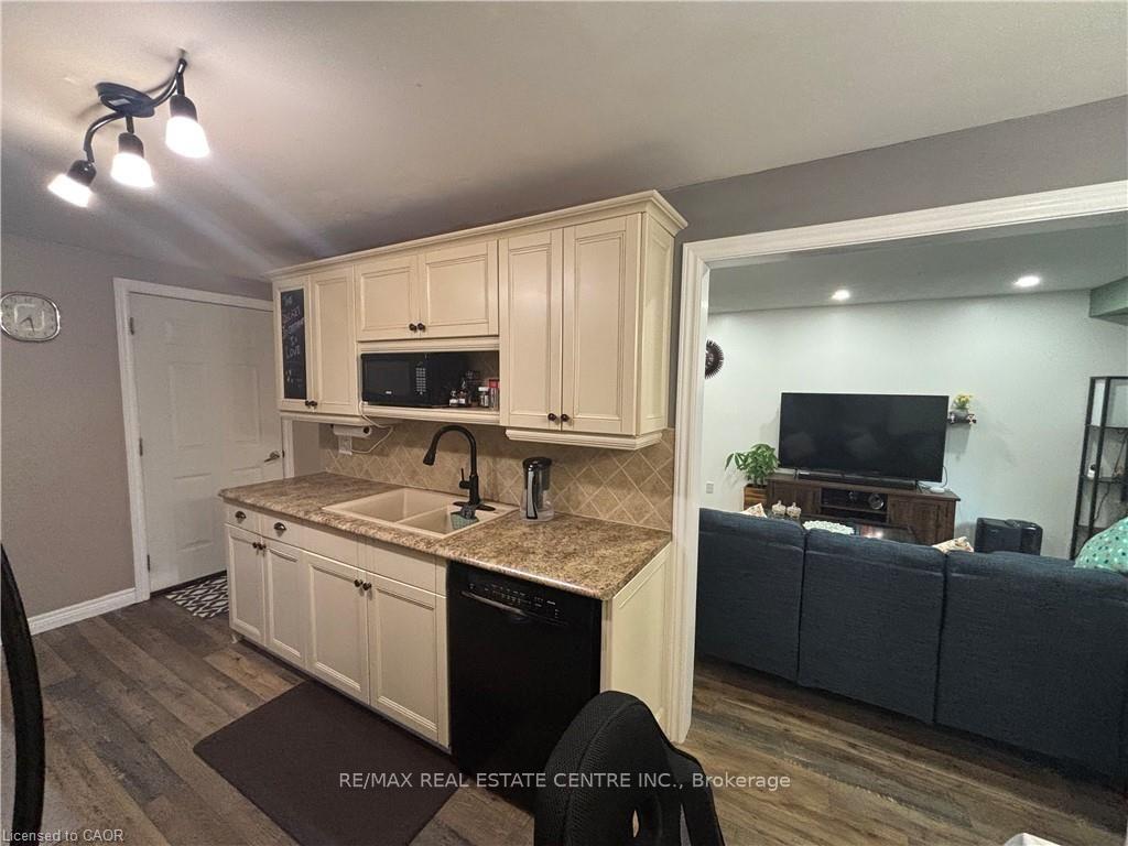 Photo 10 of 40 Caprice Court, Kitchener, Victoria Hills — HOMEH