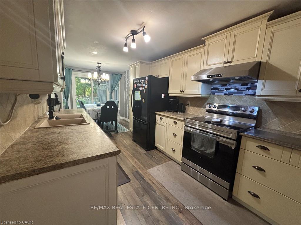 Photo 11 of 40 Caprice Court, Kitchener, Victoria Hills — HOMEH