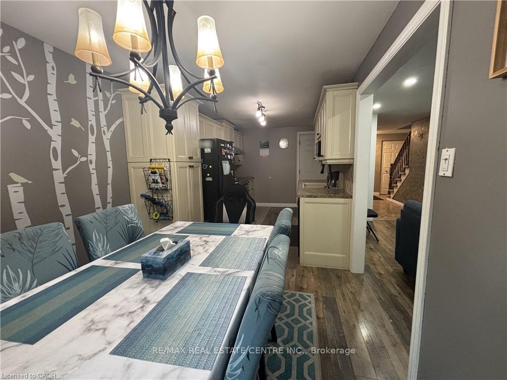 Photo 13 of 40 Caprice Court, Kitchener, Victoria Hills — HOMEH