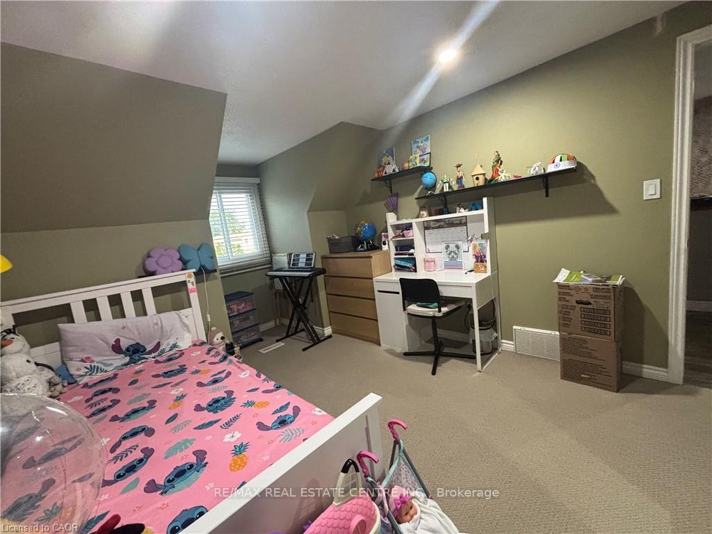 Photo 15 of 40 Caprice Court, Kitchener, Victoria Hills — HOMEH