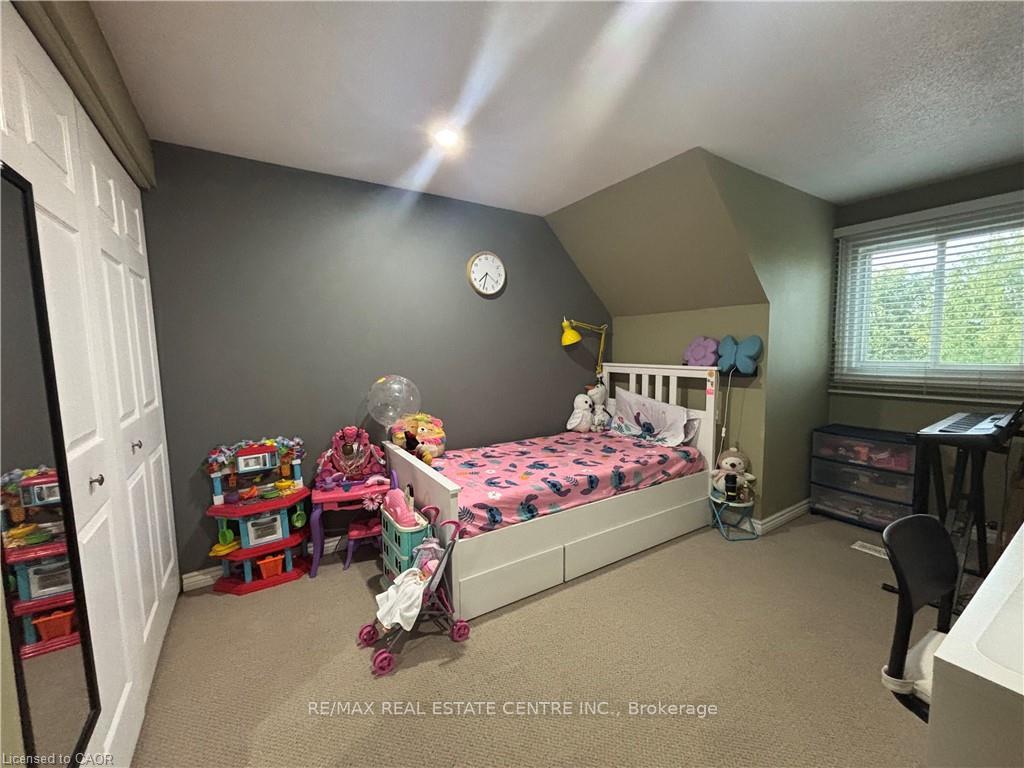 Photo 16 of 40 Caprice Court, Kitchener, Victoria Hills — HOMEH