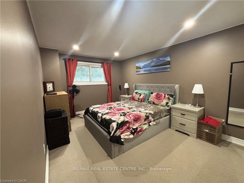 Photo 17 of 40 Caprice Court, Kitchener, Victoria Hills — HOMEH