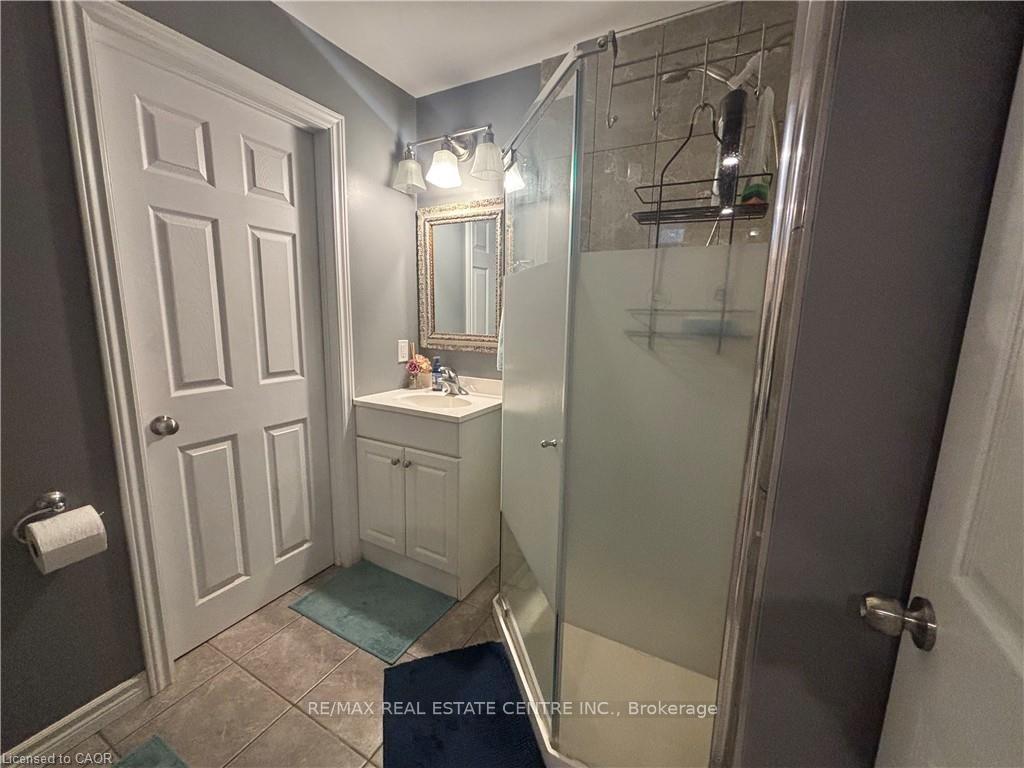 Photo 19 of 40 Caprice Court, Kitchener, Victoria Hills — HOMEH
