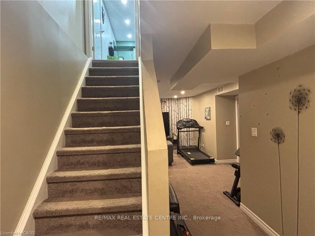 Photo 20 of 40 Caprice Court, Kitchener, Victoria Hills — HOMEH