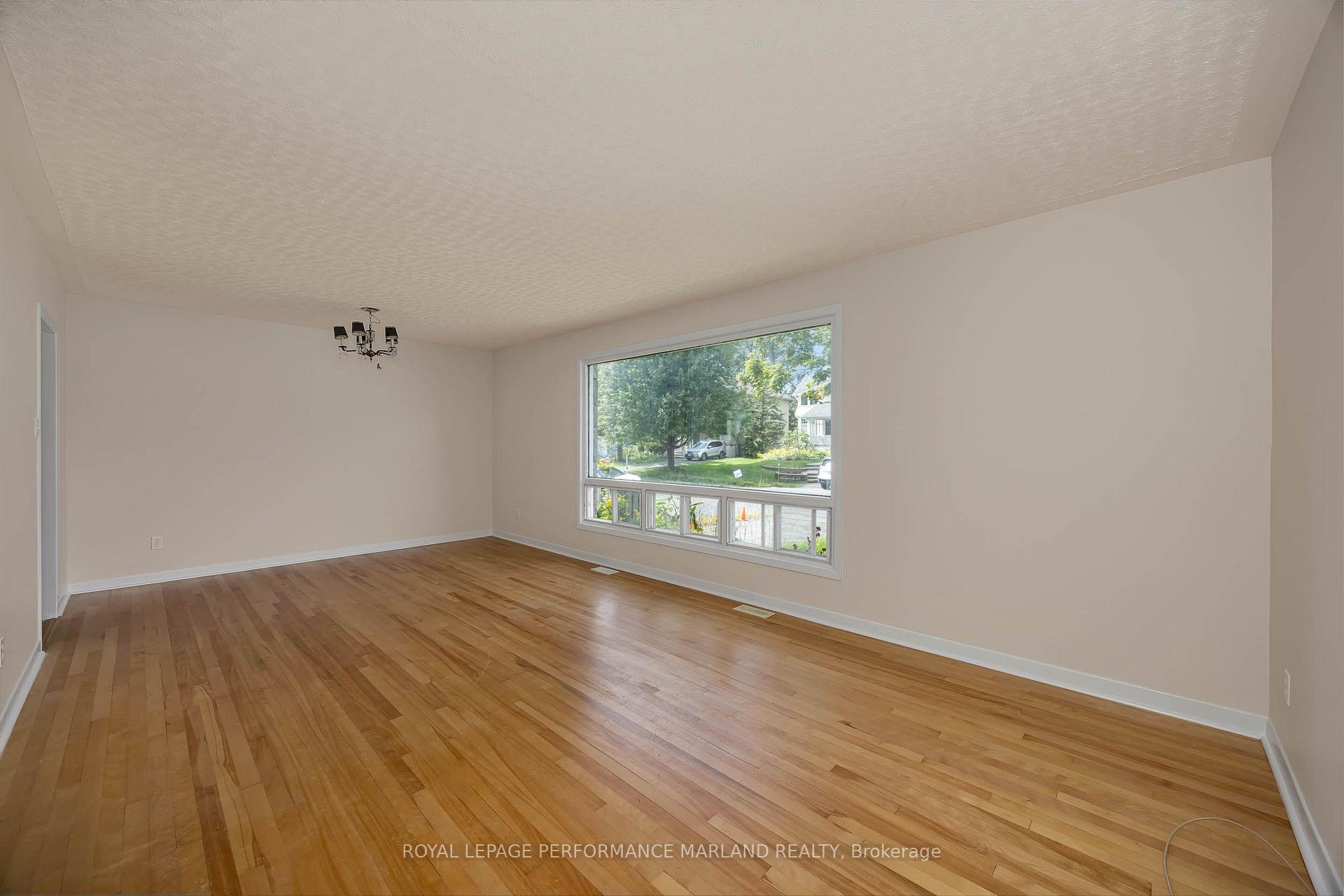 Photo 3 of 845 Forest Street S, Ottawa, Queensway Terrace North — HOMEH