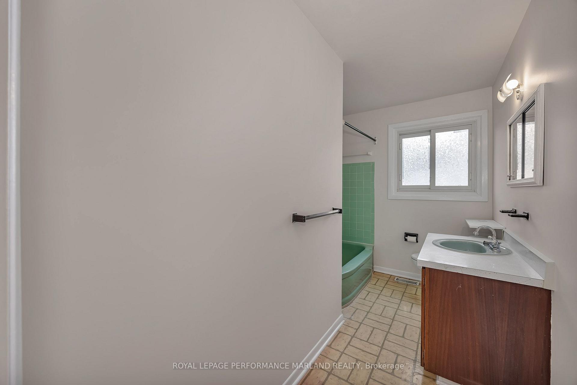 Photo 12 of 845 Forest Street S, Ottawa, Queensway Terrace North — HOMEH