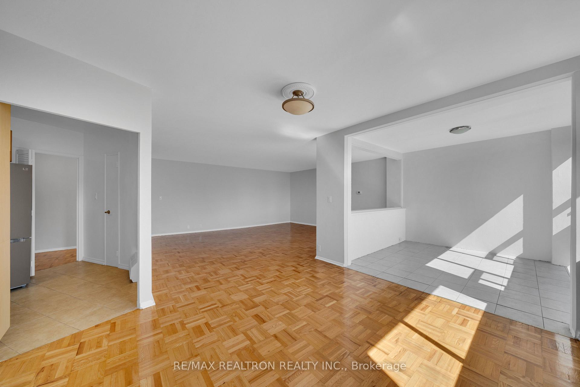 Photo 7 of Unit 1501, 9 Deer Park Crescent, Toronto, Yonge-St. Clair — HOMEH