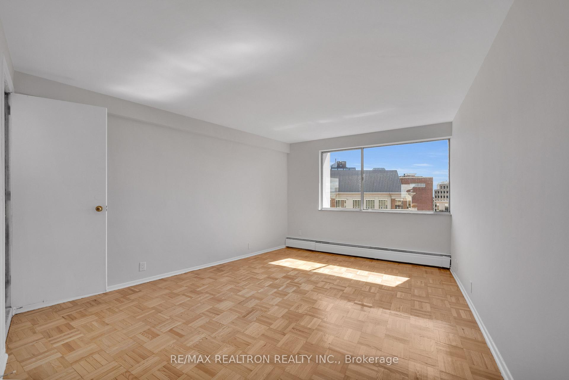 Photo 25 of Unit 1501, 9 Deer Park Crescent, Toronto, Yonge-St. Clair — HOMEH