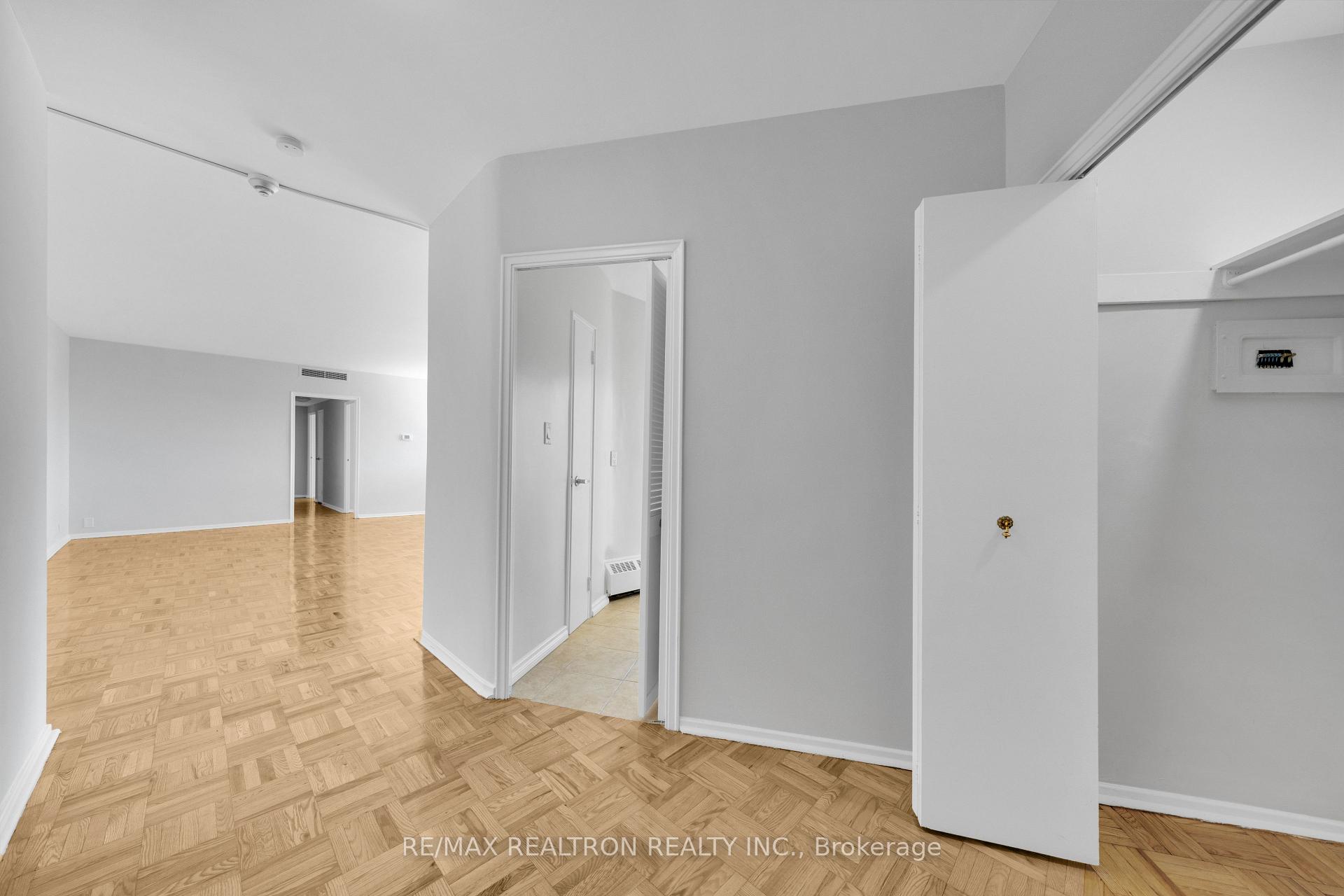 Photo 38 of Unit 1501, 9 Deer Park Crescent, Toronto, Yonge-St. Clair — HOMEH