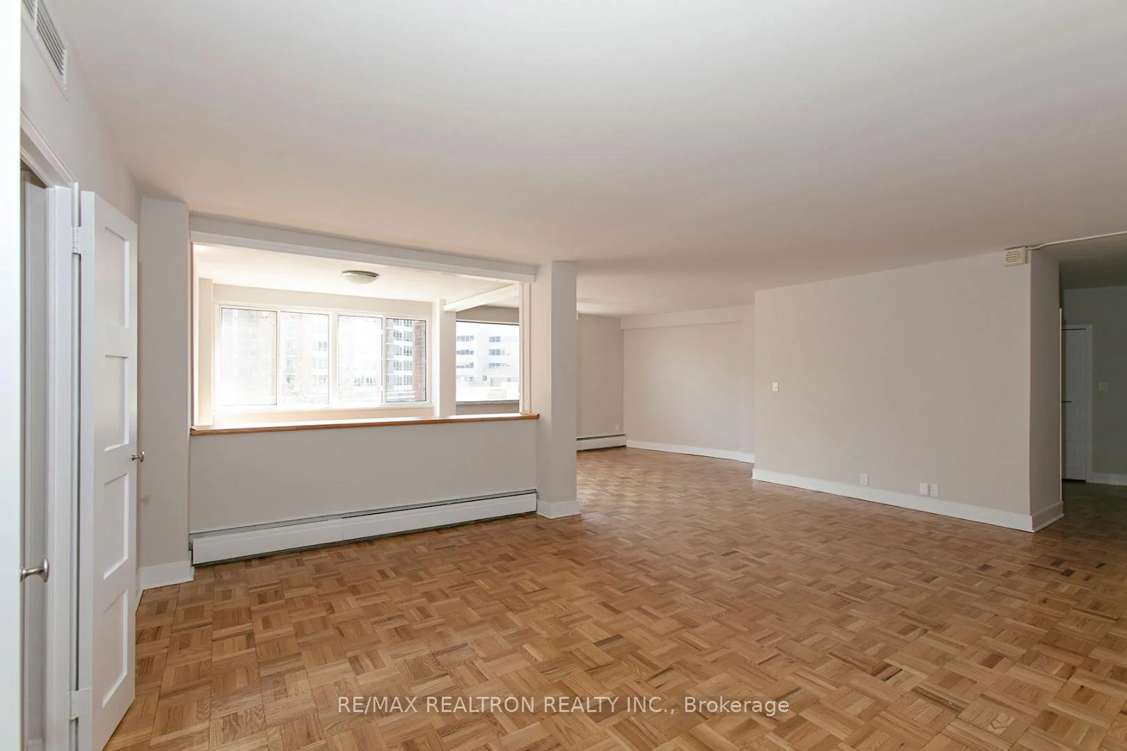 Photo 3 of Unit 1501, 9 Deer Park Crescent, Toronto, Yonge-St. Clair — HOMEH