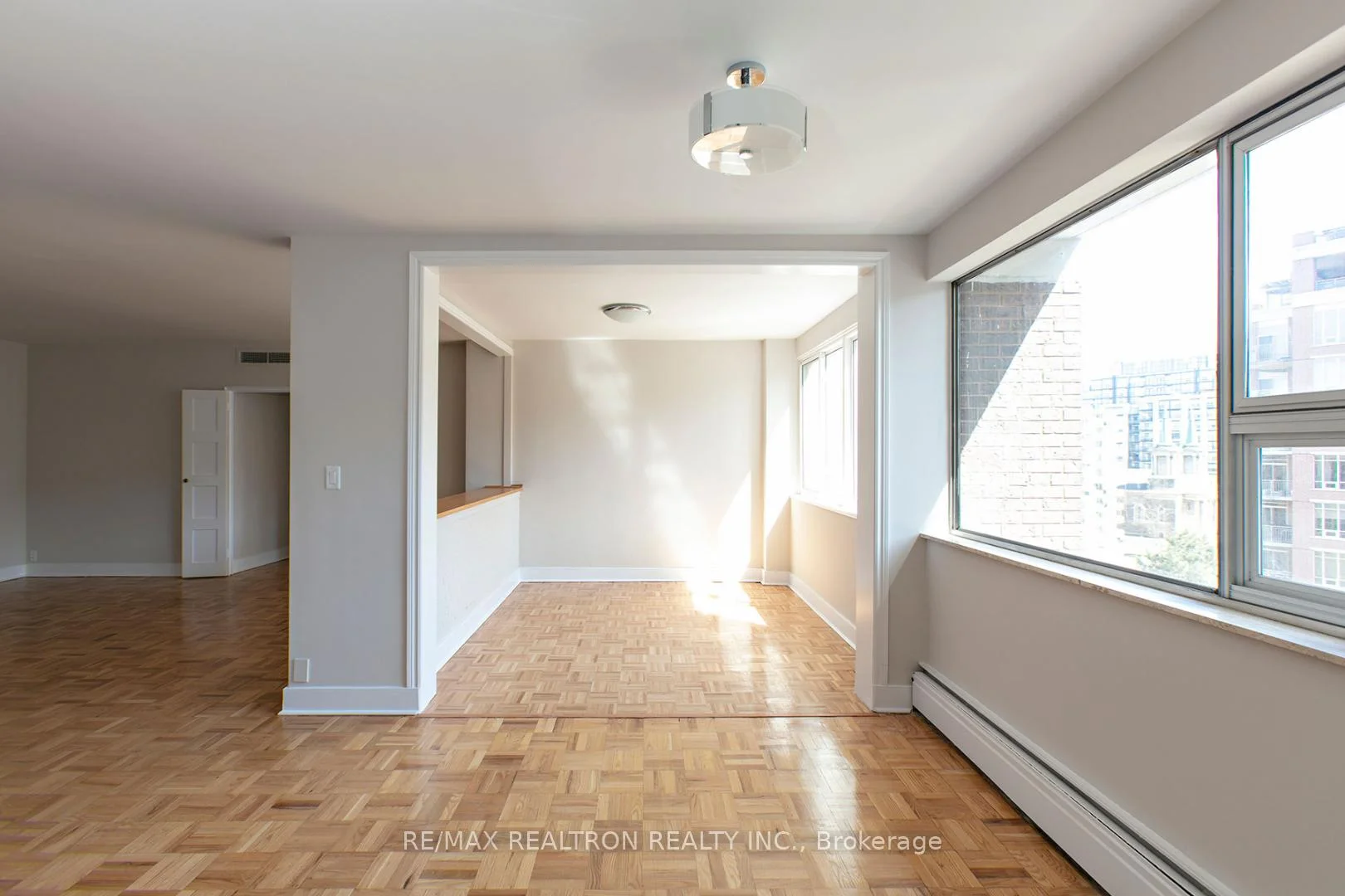 Photo 5 of Unit 1501, 9 Deer Park Crescent, Toronto, Yonge-St. Clair — HOMEH