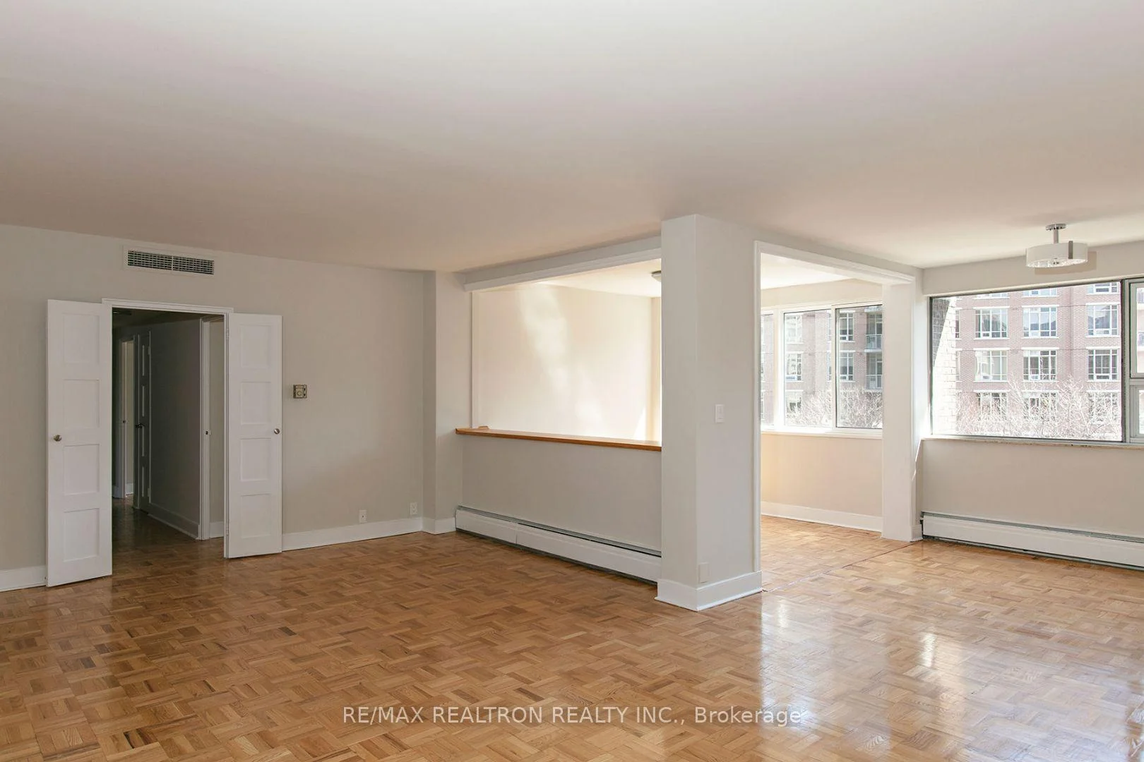 Photo 6 of Unit 1501, 9 Deer Park Crescent, Toronto, Yonge-St. Clair — HOMEH