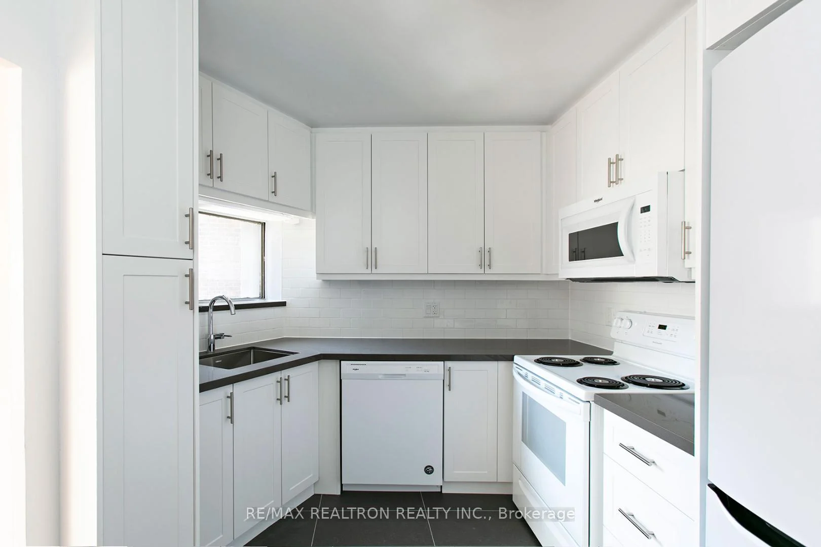 Photo 8 of Unit 1501, 9 Deer Park Crescent, Toronto, Yonge-St. Clair — HOMEH