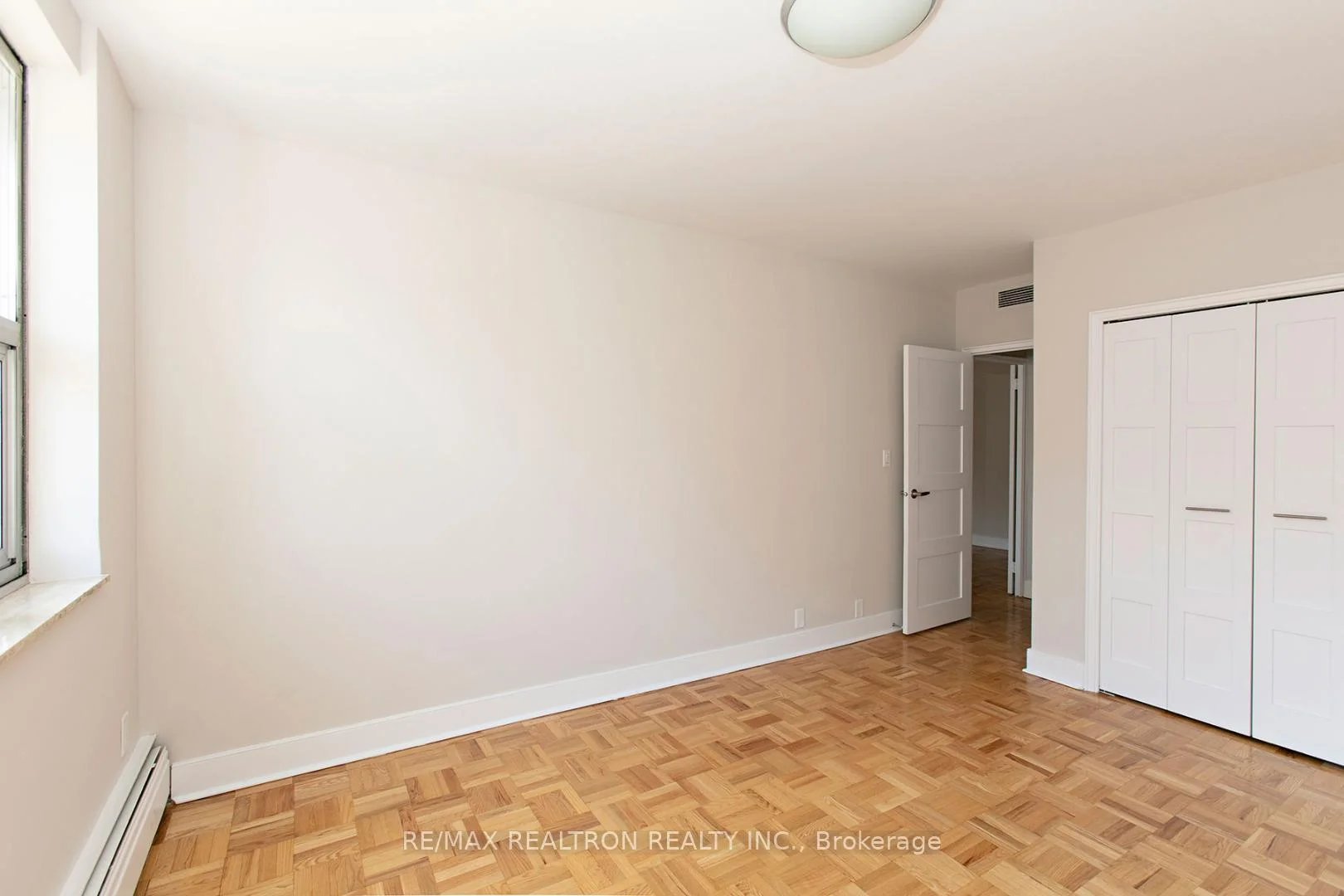 Photo 14 of Unit 1501, 9 Deer Park Crescent, Toronto, Yonge-St. Clair — HOMEH