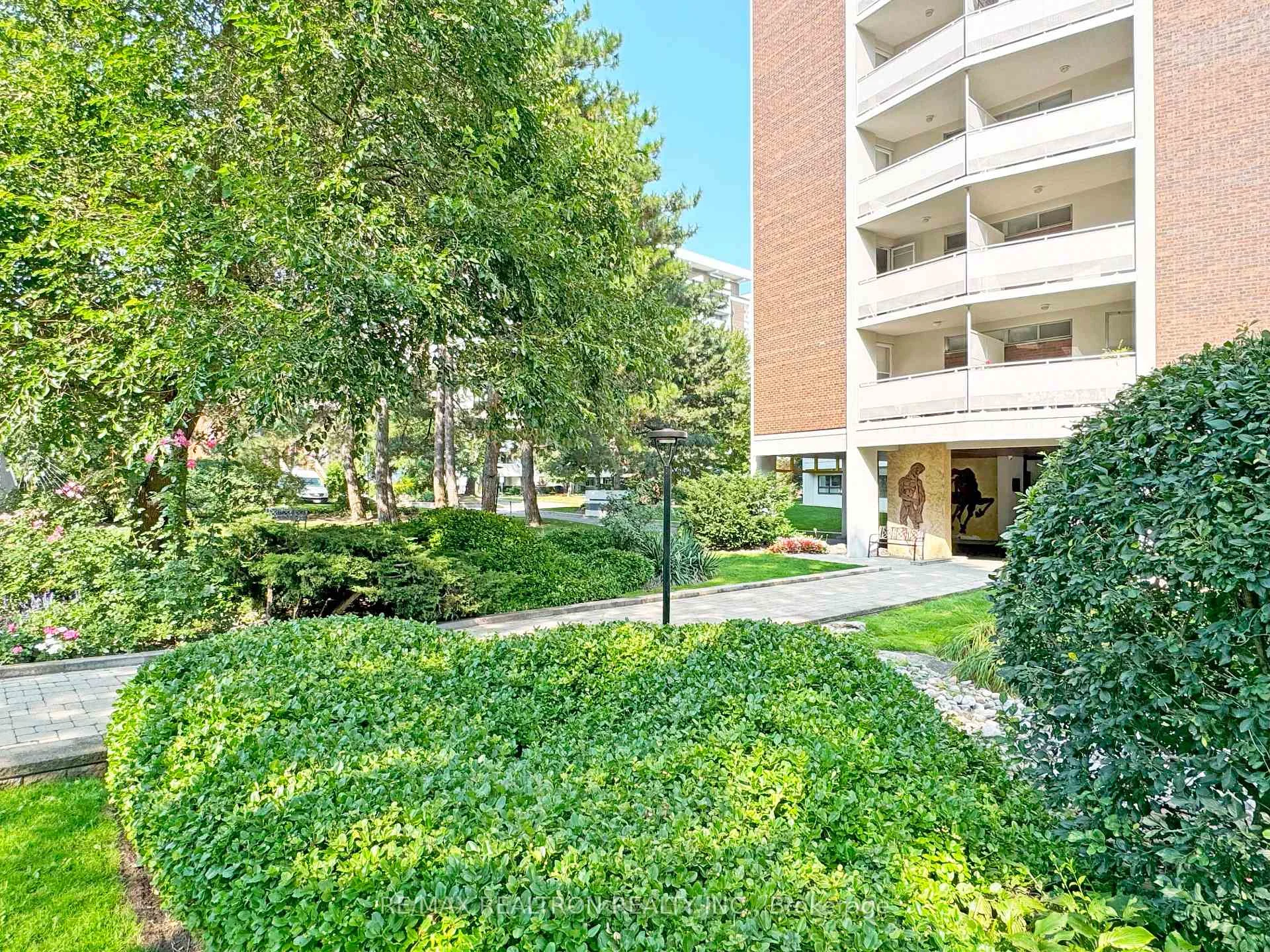 Photo 28 of Unit 1501, 9 Deer Park Crescent, Toronto, Yonge-St. Clair — HOMEH