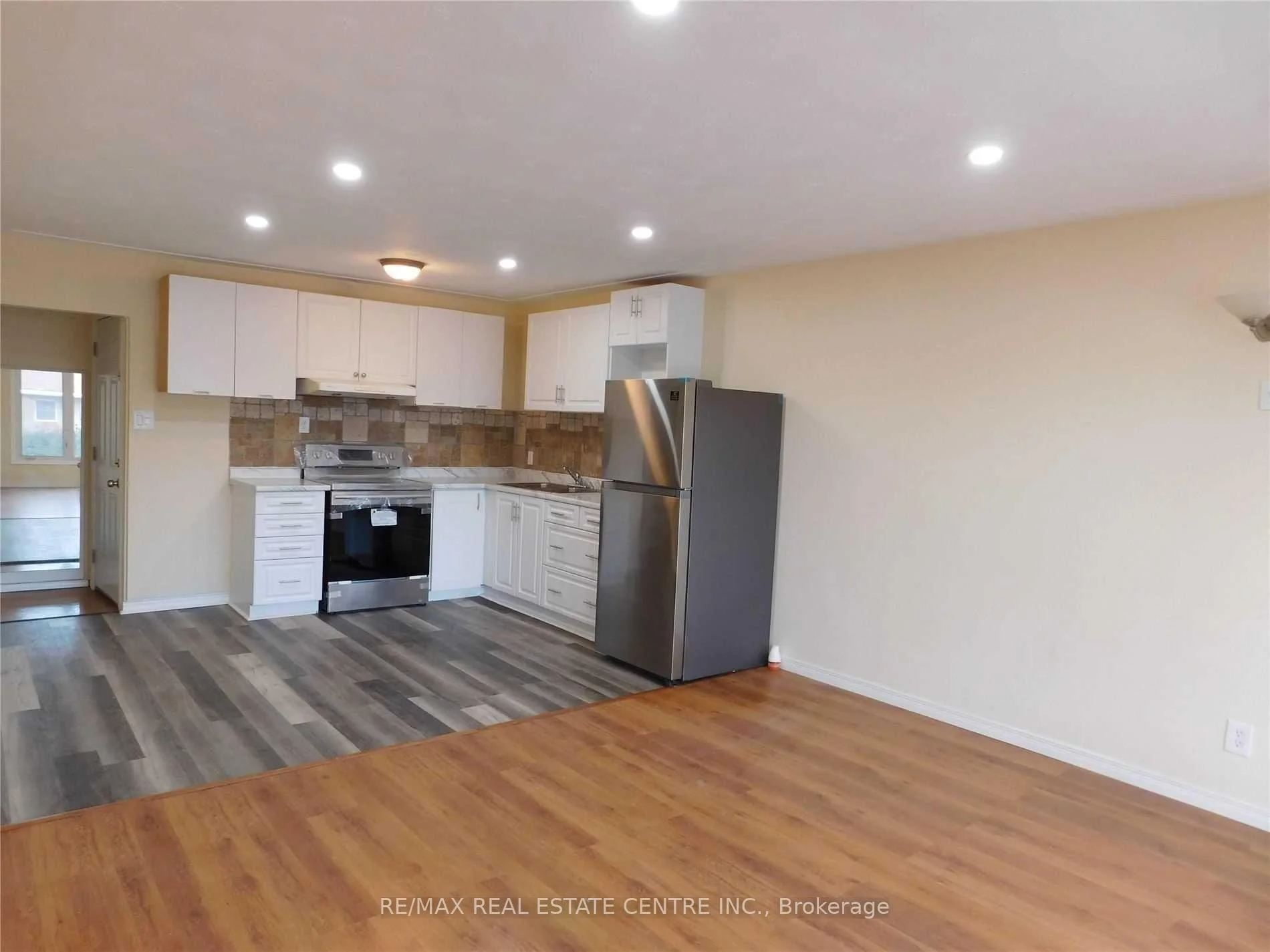 Photo 4 of Unit Bsmt, 49 Selkirk Avenue, Hamilton, Normanhurst — HOMEH