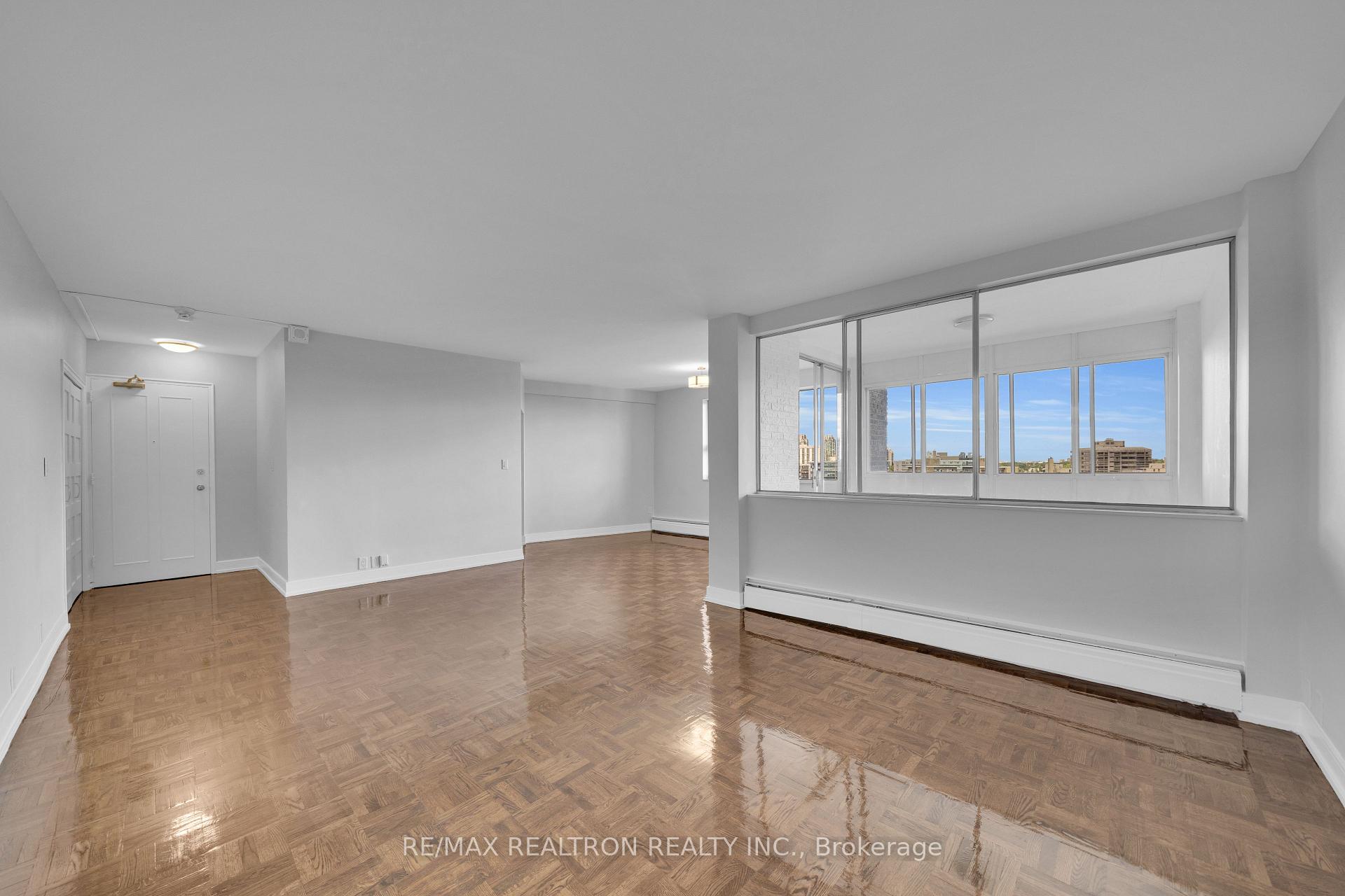 Photo 4 of Unit 1602, 9 Deer Park Crescent, Toronto, Yonge-St. Clair — HOMEH