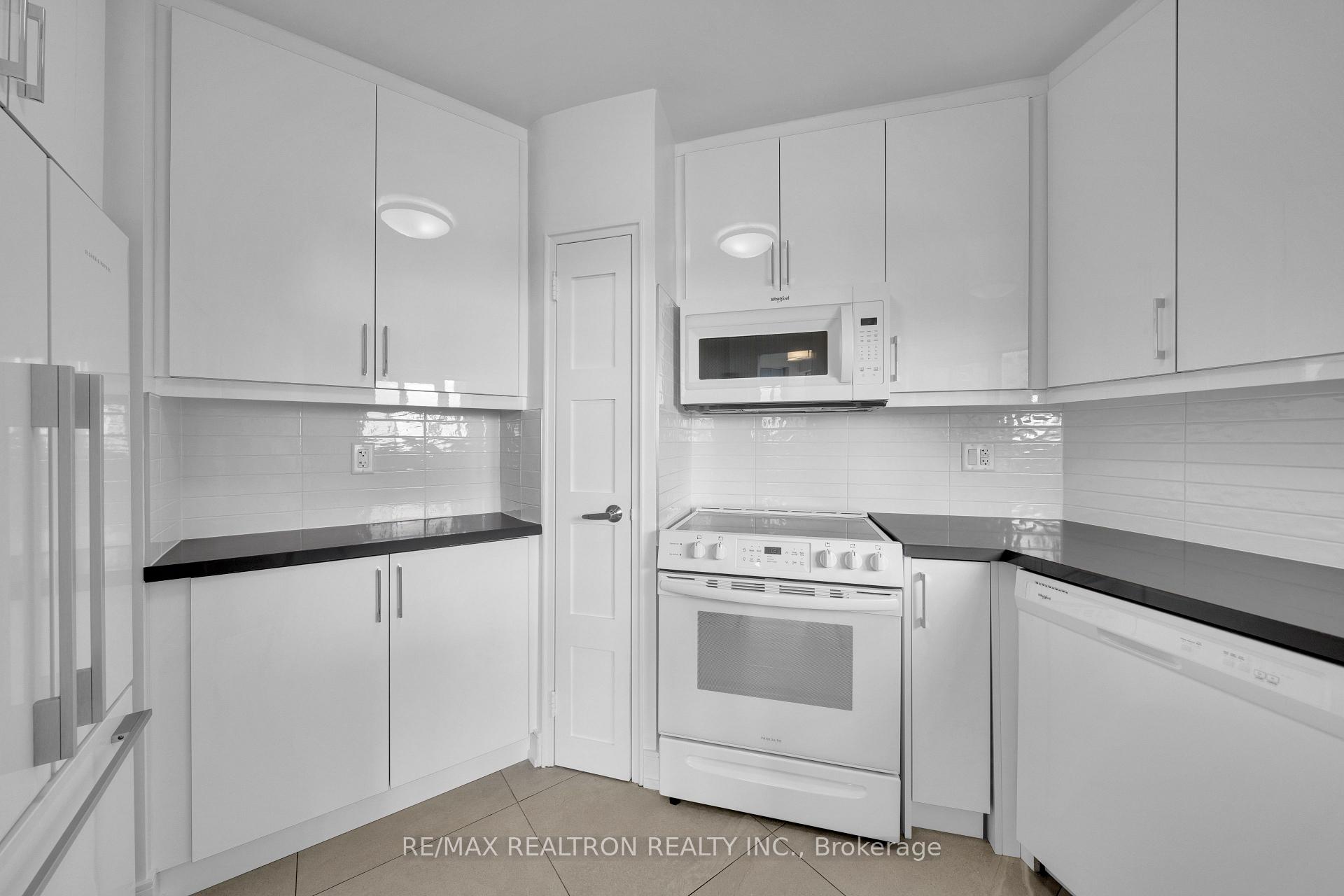 Photo 12 of Unit 1602, 9 Deer Park Crescent, Toronto, Yonge-St. Clair — HOMEH