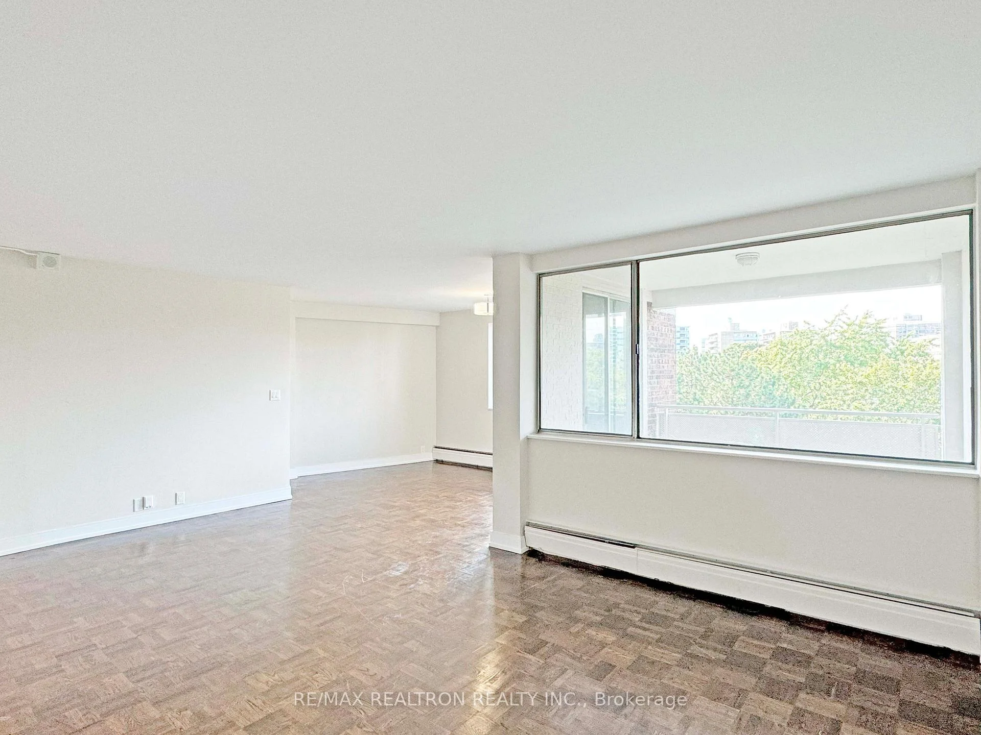 Photo 3 of Unit 1602, 9 Deer Park Crescent, Toronto, Yonge-St. Clair — HOMEH