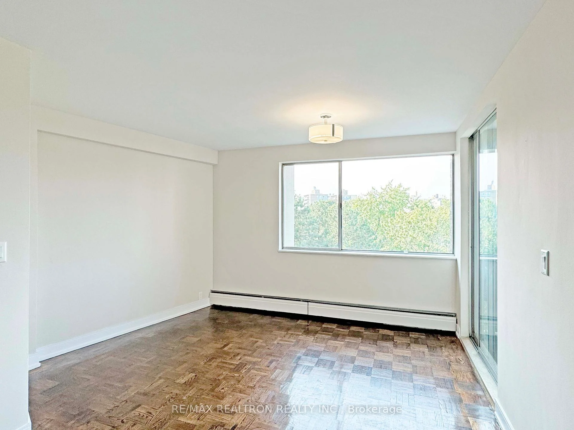Photo 5 of Unit 1602, 9 Deer Park Crescent, Toronto, Yonge-St. Clair — HOMEH