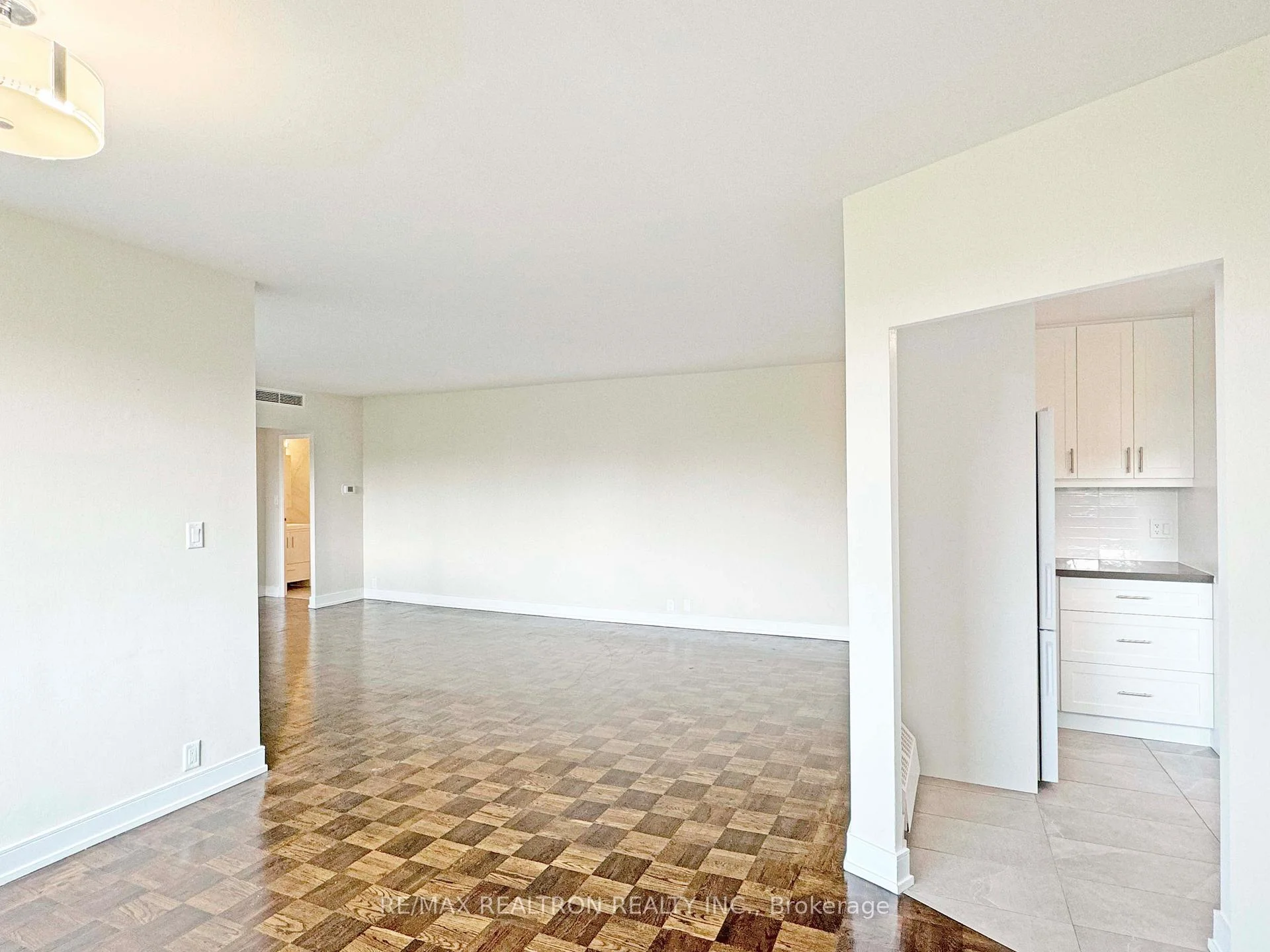 Photo 8 of Unit 1602, 9 Deer Park Crescent, Toronto, Yonge-St. Clair — HOMEH