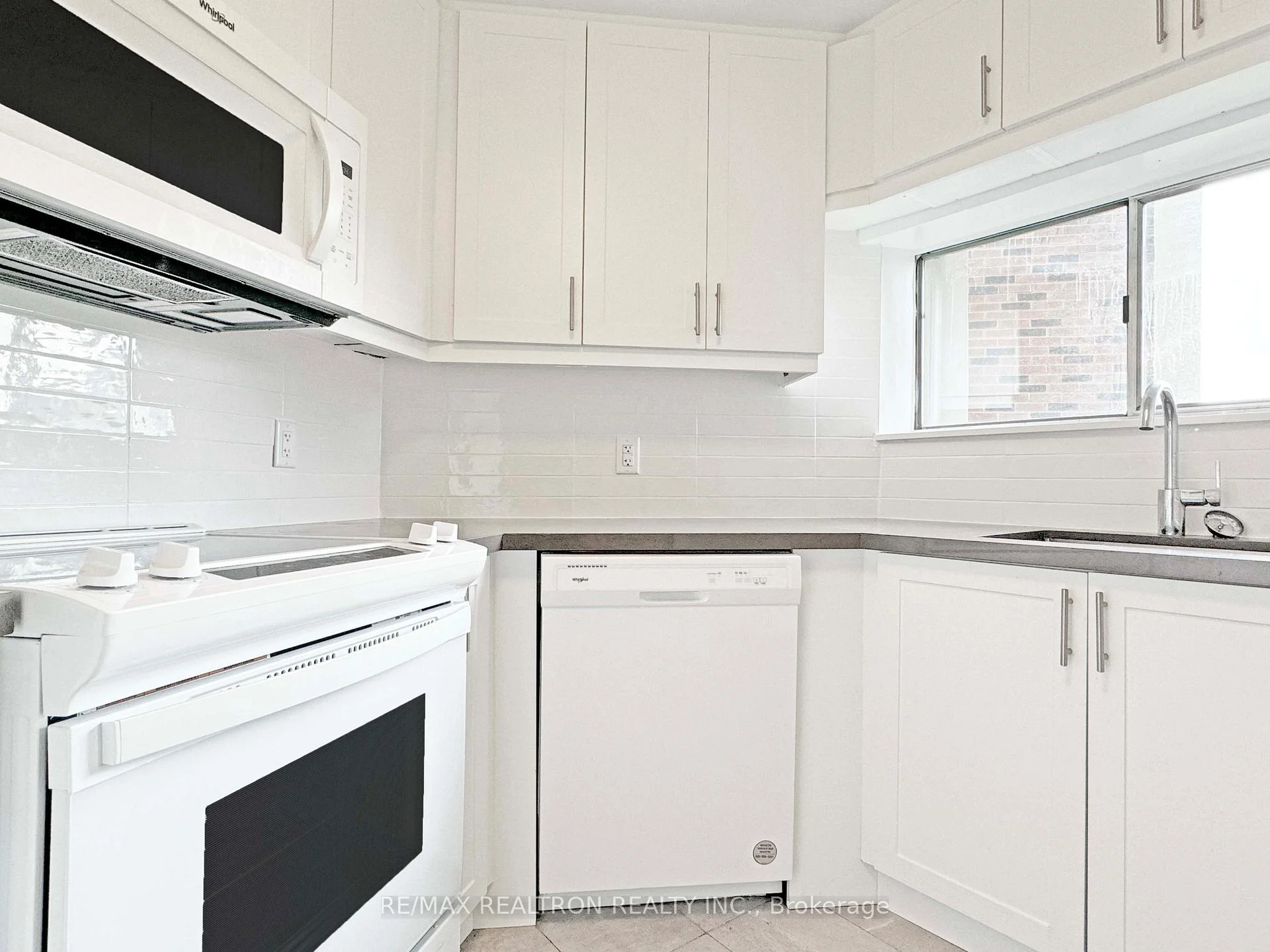 Photo 11 of Unit 1602, 9 Deer Park Crescent, Toronto, Yonge-St. Clair — HOMEH