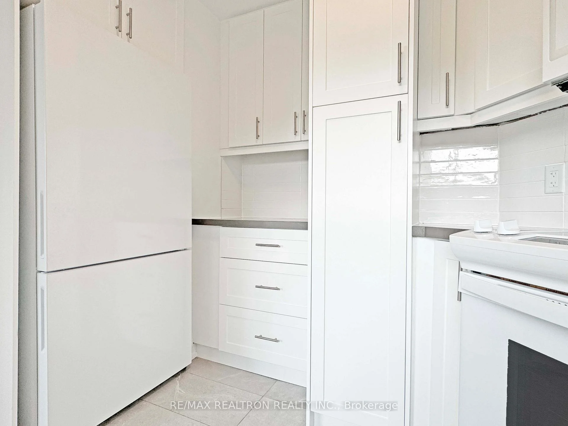 Photo 13 of Unit 1602, 9 Deer Park Crescent, Toronto, Yonge-St. Clair — HOMEH