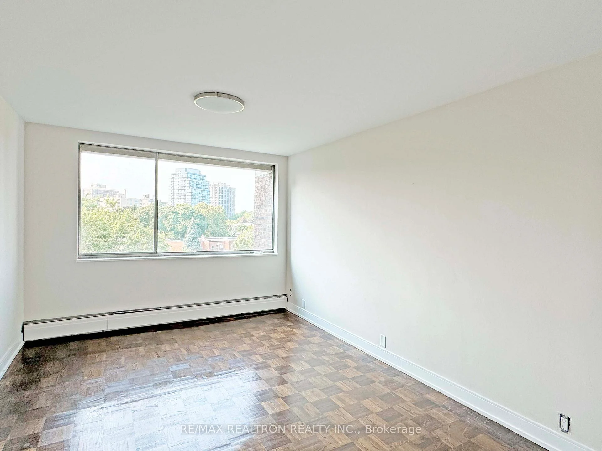 Photo 19 of Unit 1602, 9 Deer Park Crescent, Toronto, Yonge-St. Clair — HOMEH