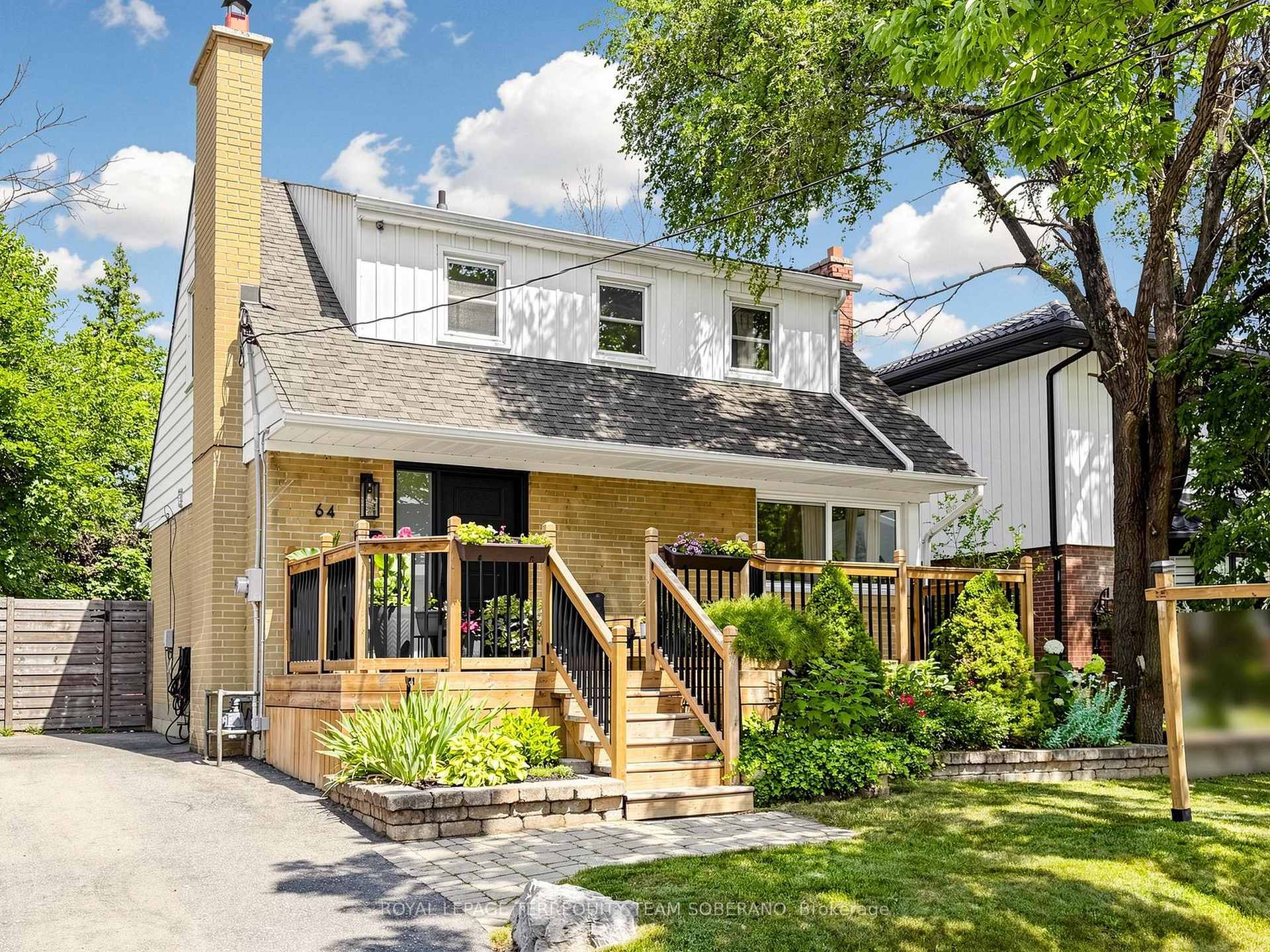 Photo 3 of 64 Clearbrooke Circle, Etobicoke, Rexdale-Kipling — HOMEH