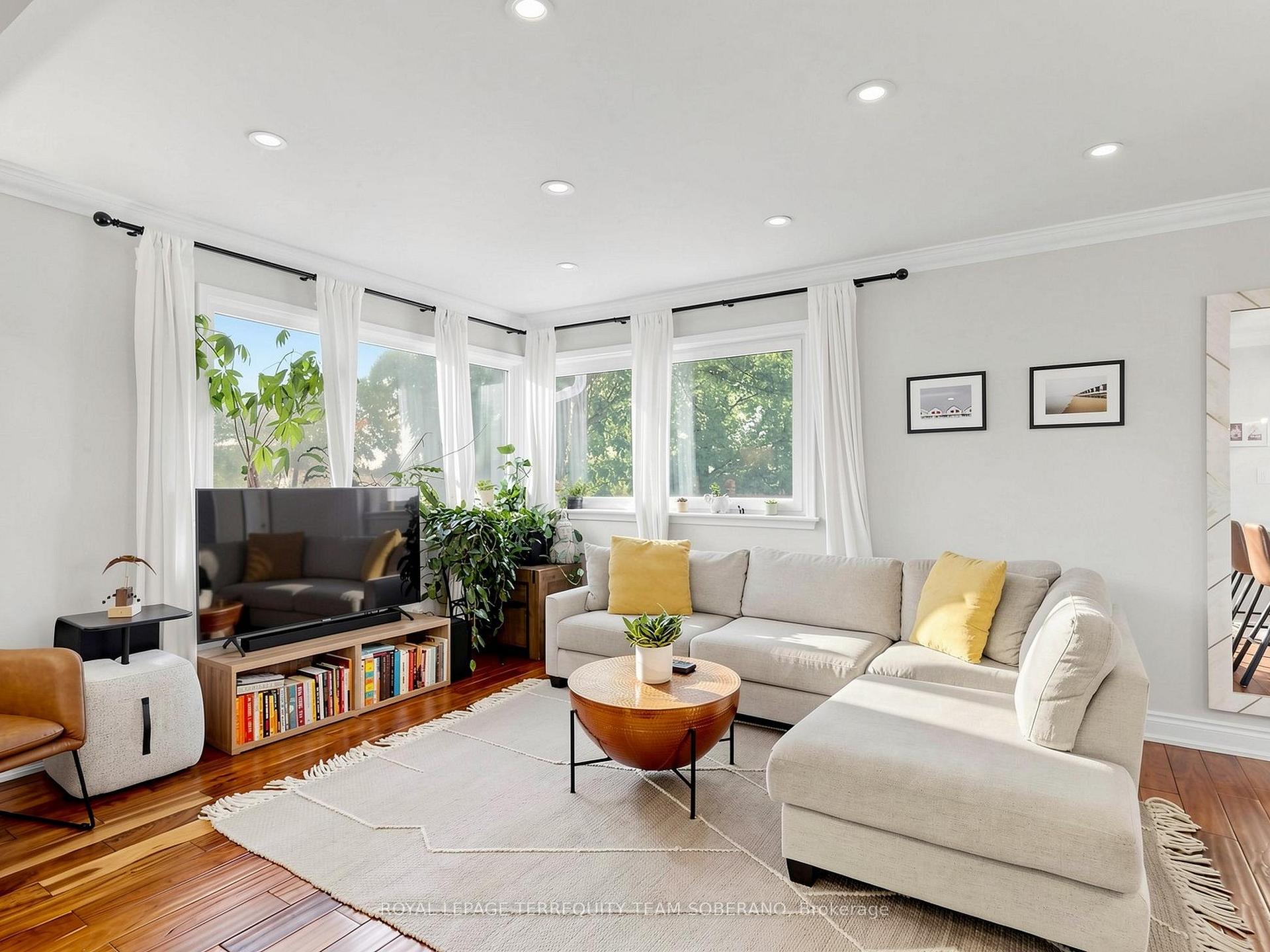 Photo 8 of 64 Clearbrooke Circle, Etobicoke, Rexdale-Kipling — HOMEH