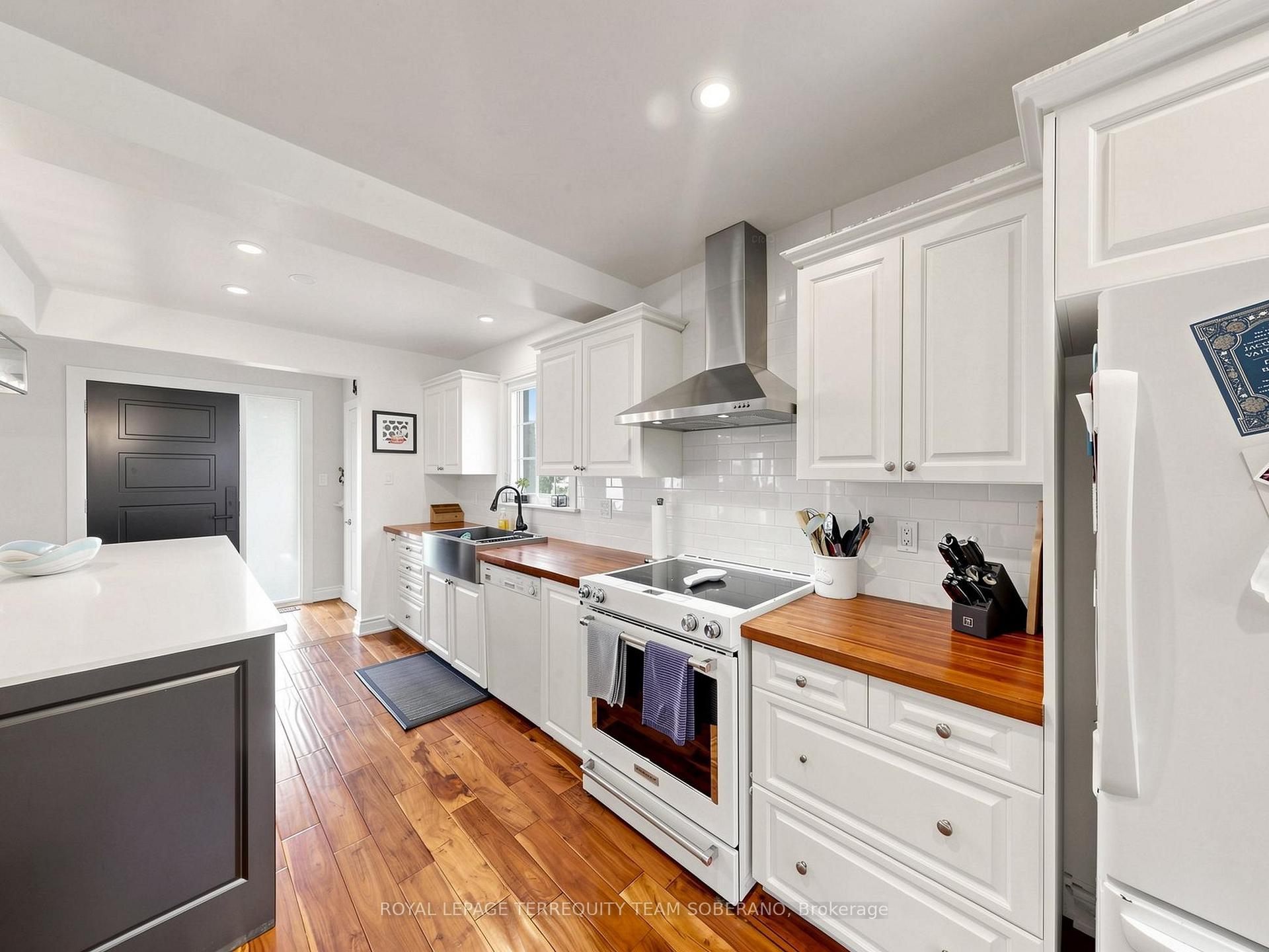 Photo 15 of 64 Clearbrooke Circle, Etobicoke, Rexdale-Kipling — HOMEH