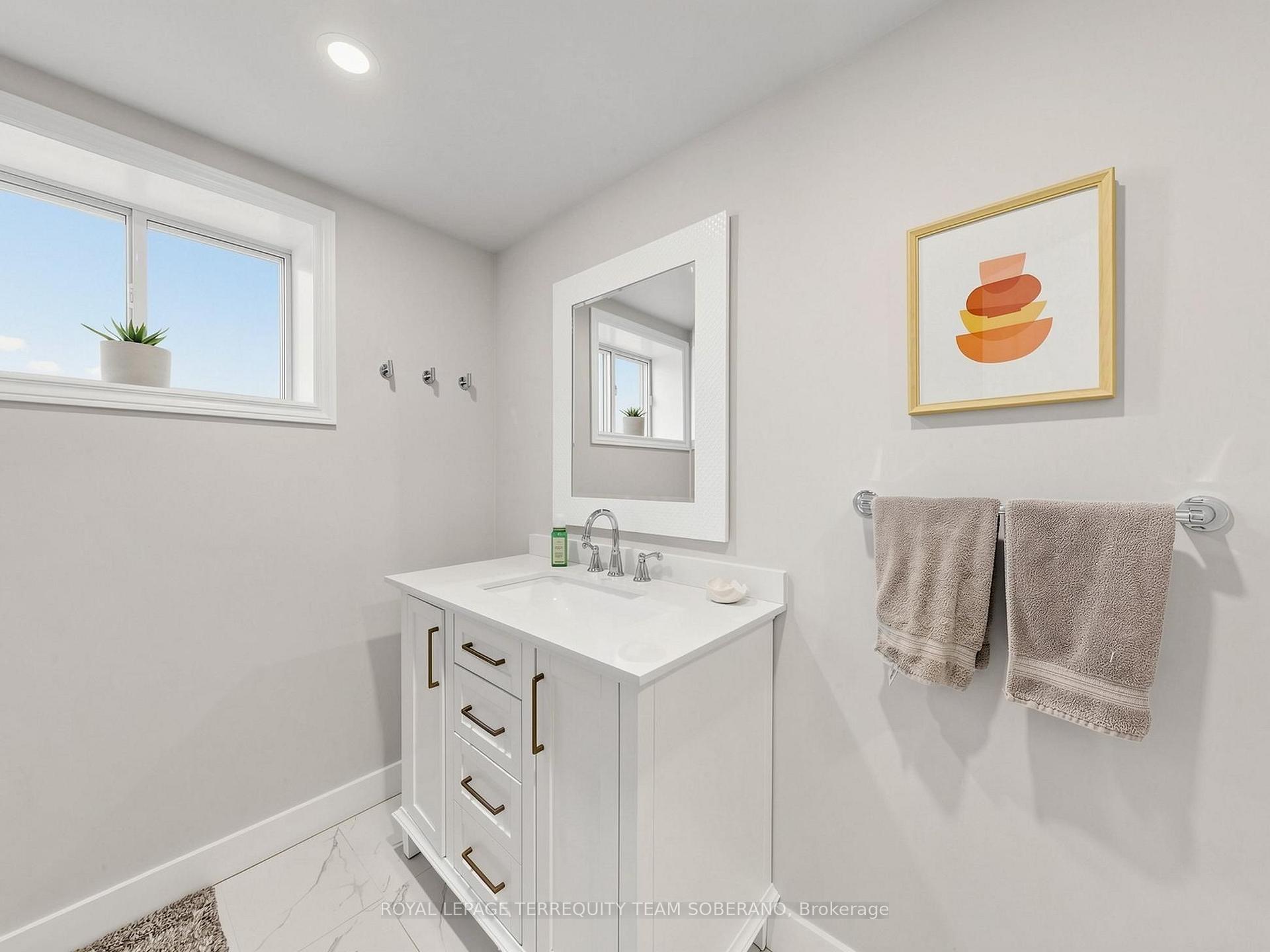 Photo 32 of 64 Clearbrooke Circle, Etobicoke, Rexdale-Kipling — HOMEH