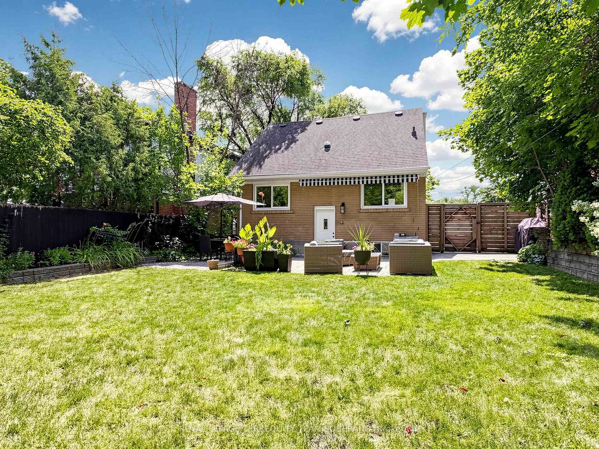 Photo 34 of 64 Clearbrooke Circle, Etobicoke, Rexdale-Kipling — HOMEH
