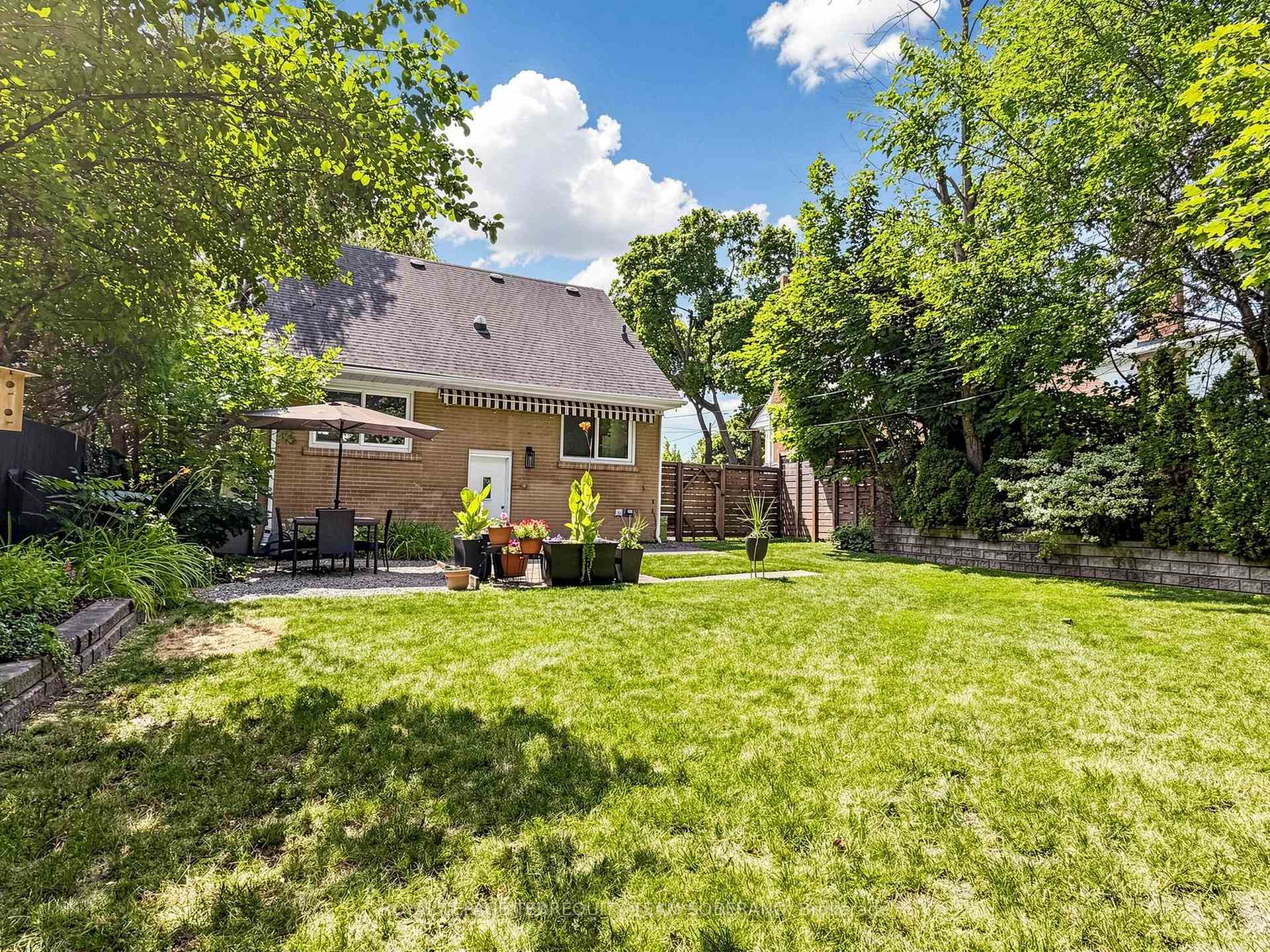 Photo 35 of 64 Clearbrooke Circle, Etobicoke, Rexdale-Kipling — HOMEH