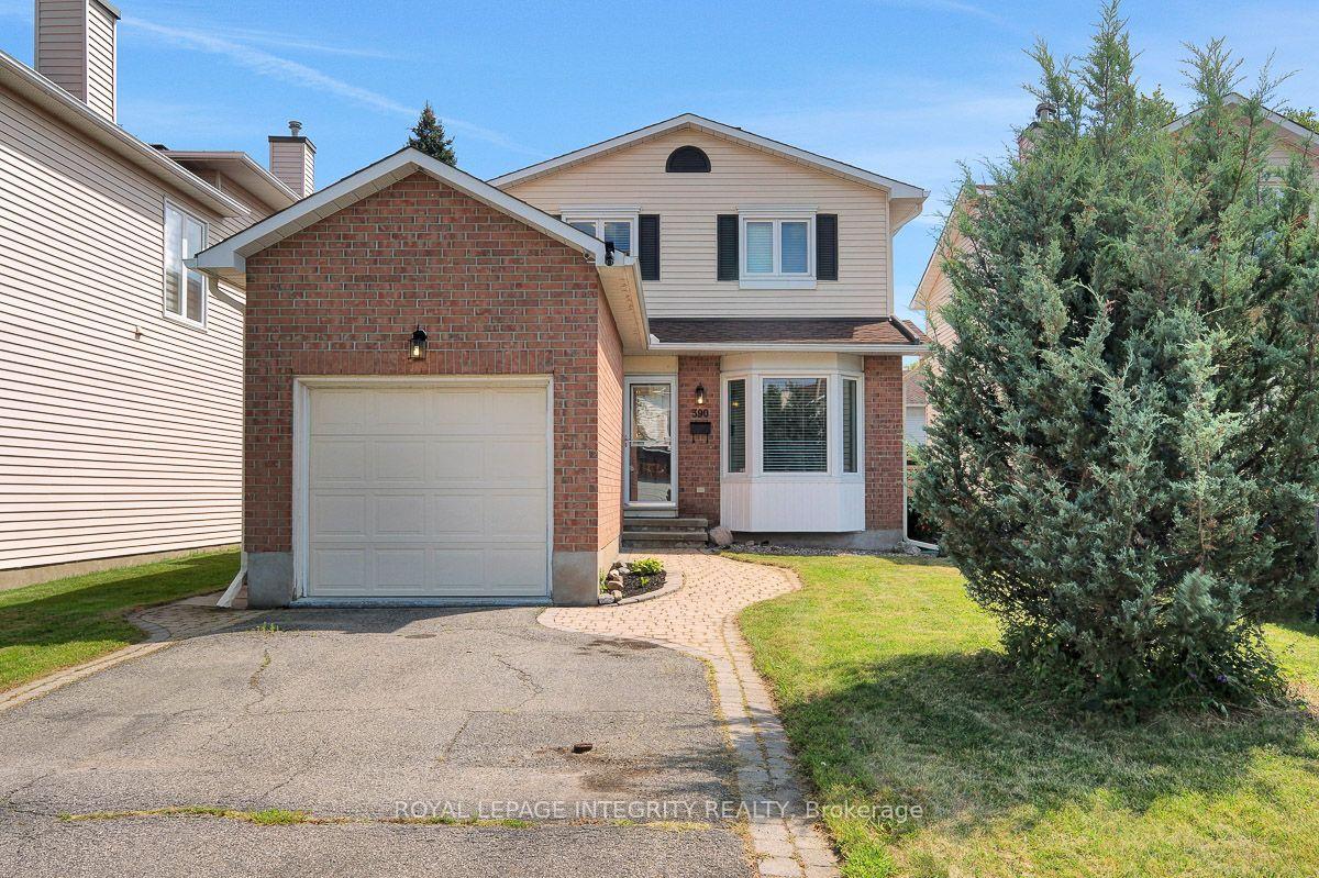 Front of 390 Oaklawn Crescent