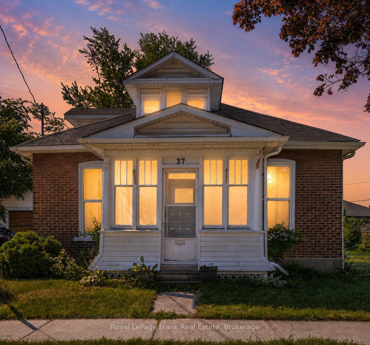 Front of 37 Durham Street W
