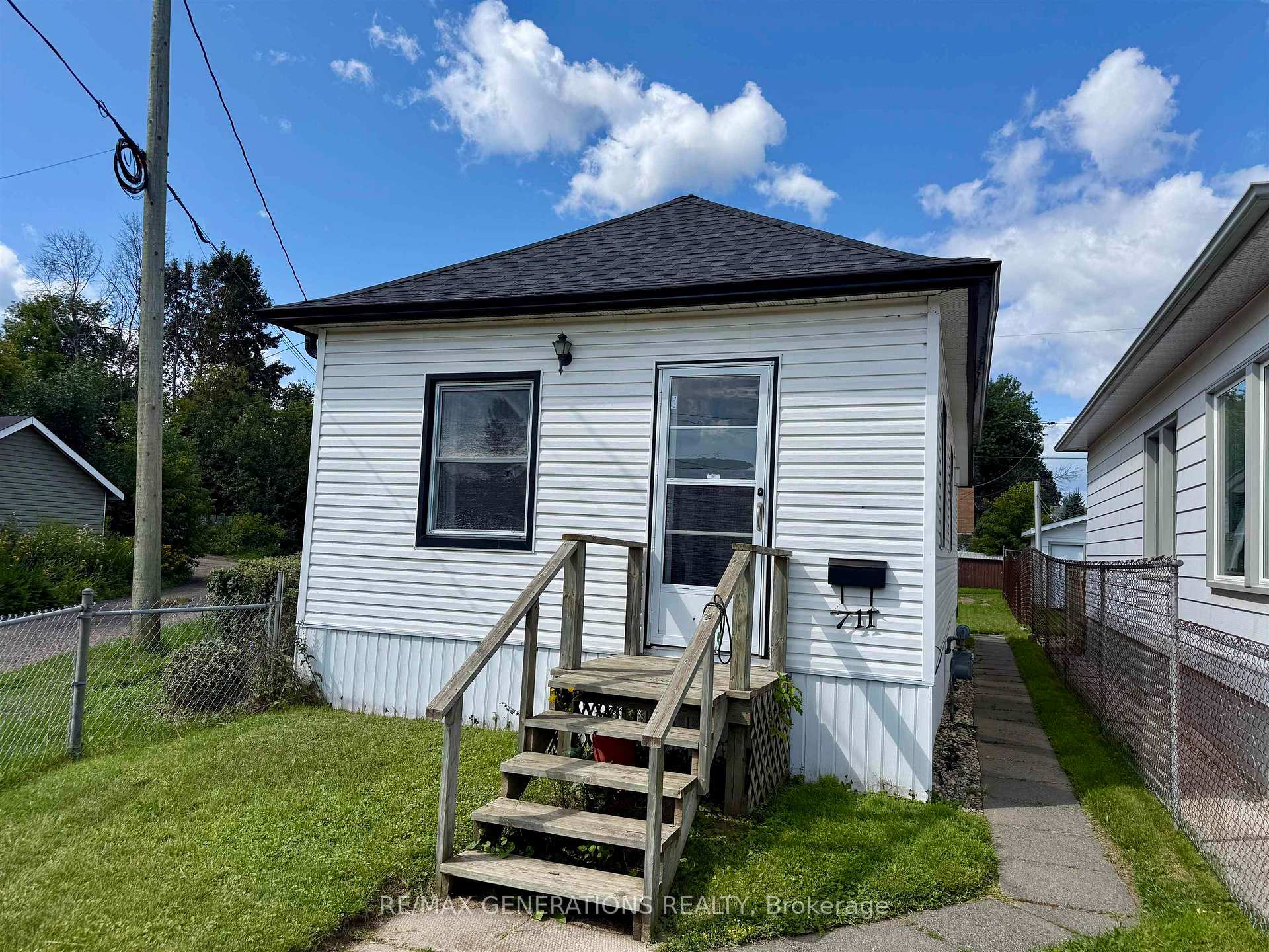Photo 12 of 711 Brodie Street N, Thunder Bay, McKeller Park — HOMEH