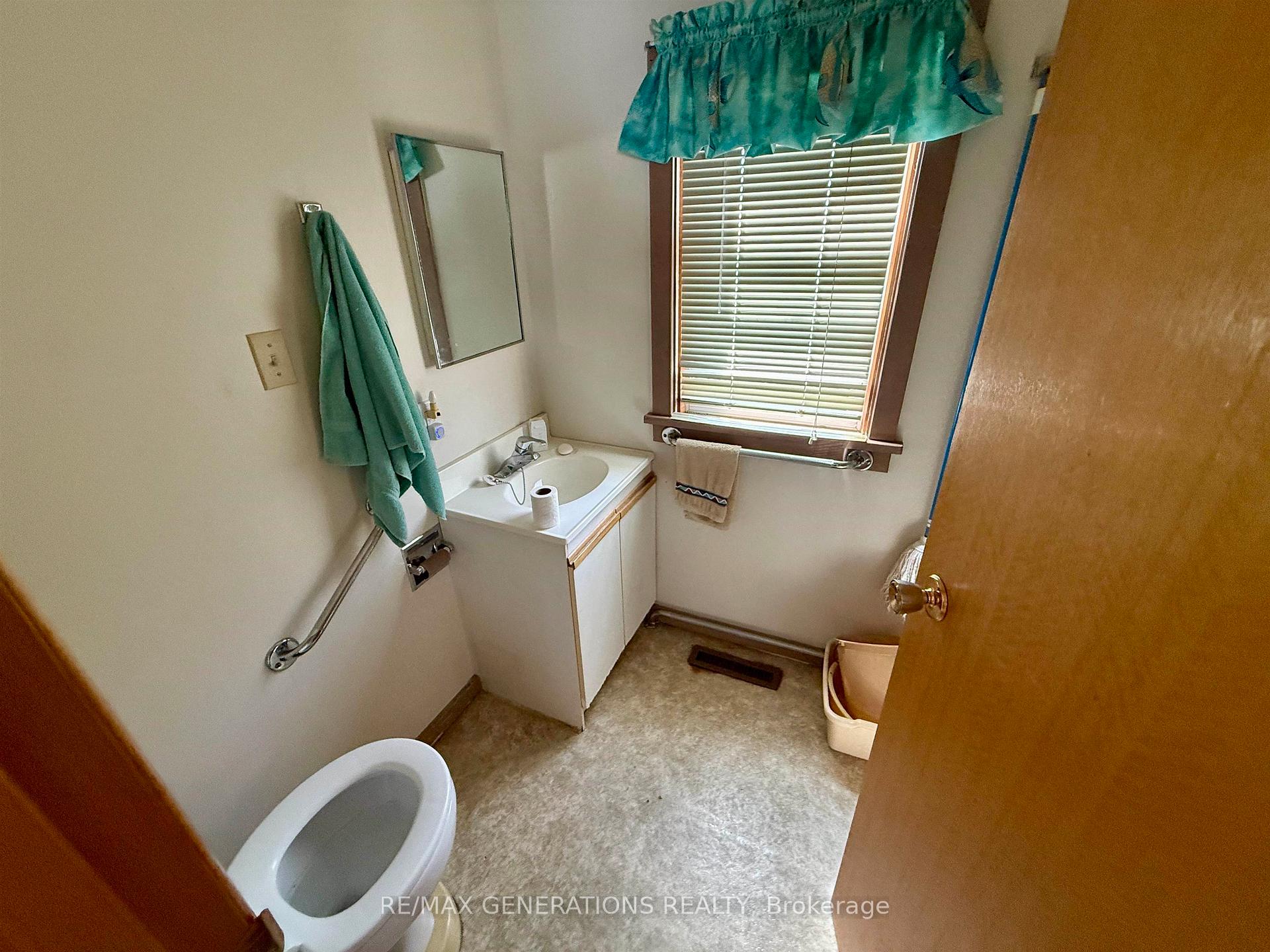 Photo 5 of 711 Brodie Street N, Thunder Bay, McKeller Park — HOMEH