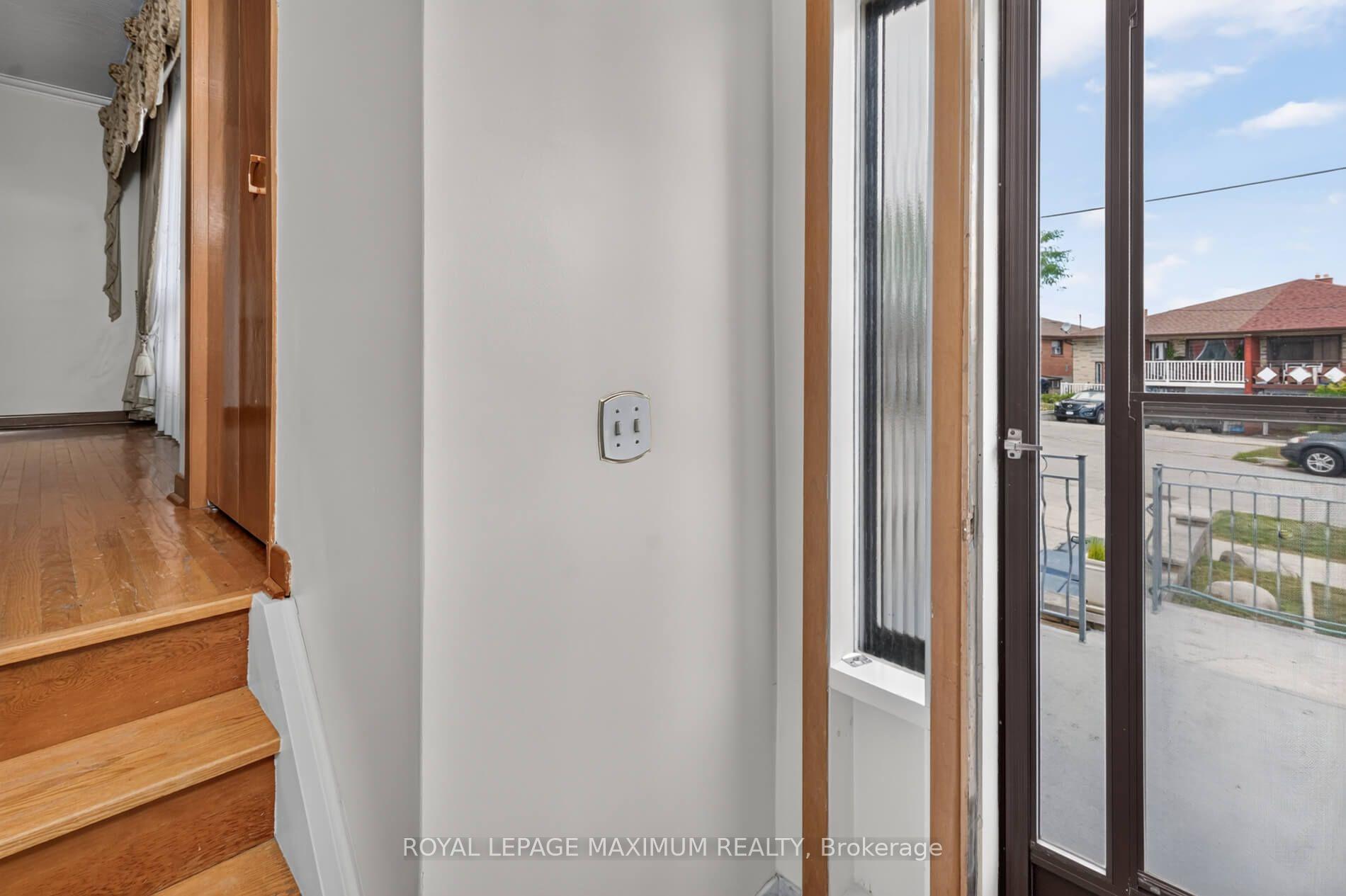 Photo 7 of 11 Hisey Crescent, North York, Black Creek — HOMEH