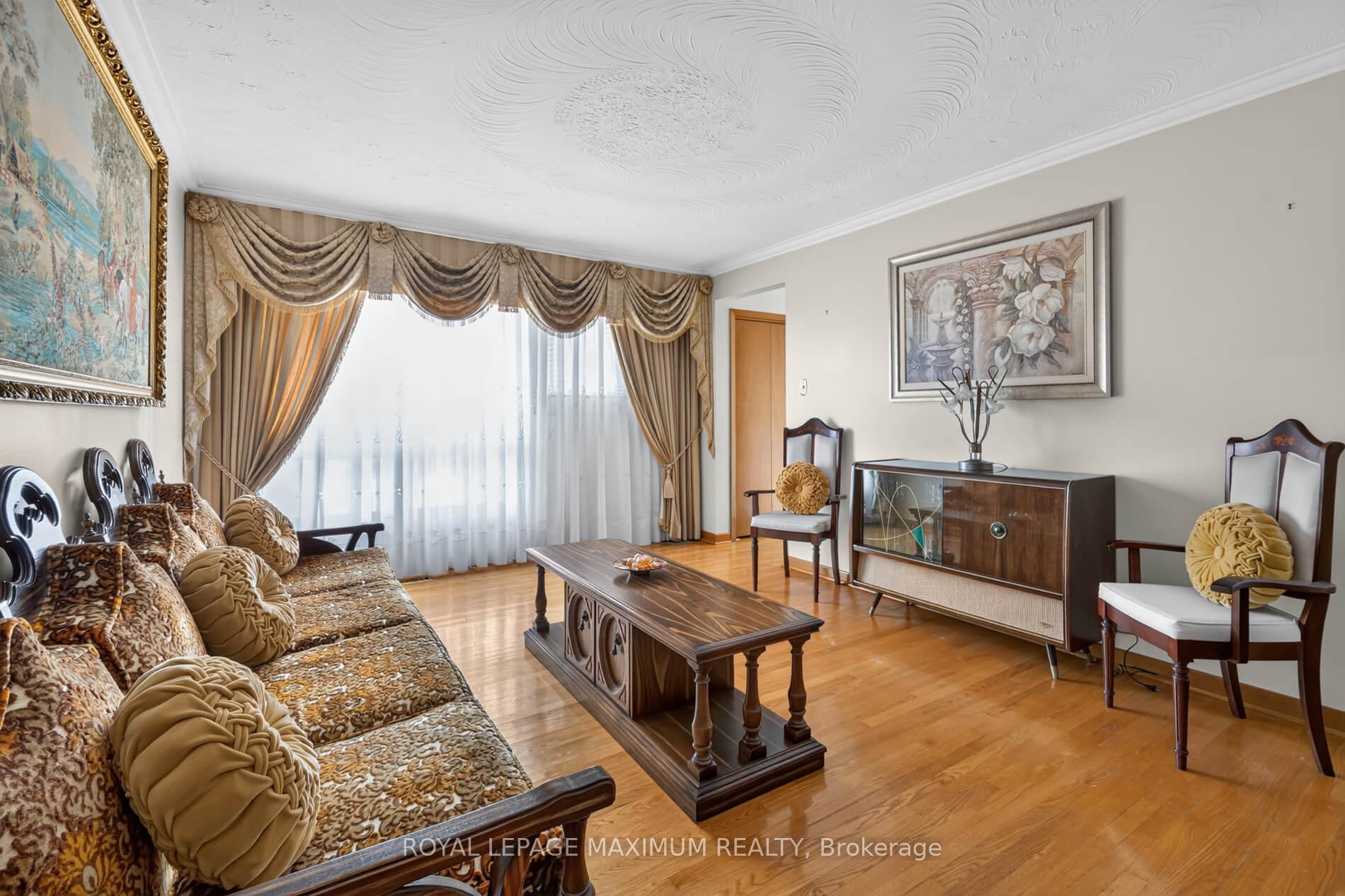 Photo 10 of 11 Hisey Crescent, North York, Black Creek — HOMEH