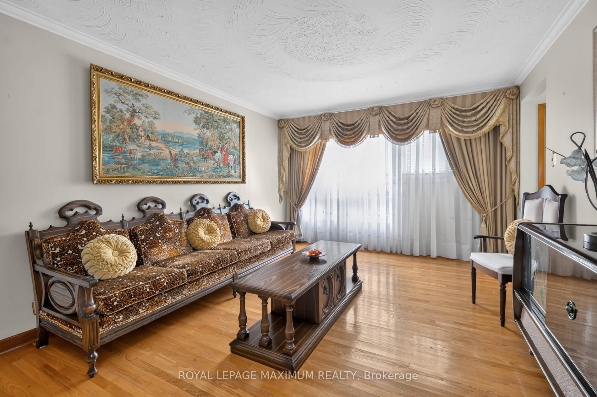 Photo 11 of 11 Hisey Crescent, North York, Black Creek — HOMEH