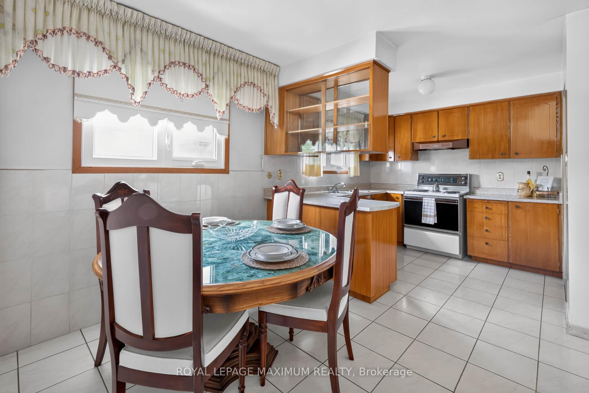 Photo 13 of 11 Hisey Crescent, North York, Black Creek — HOMEH