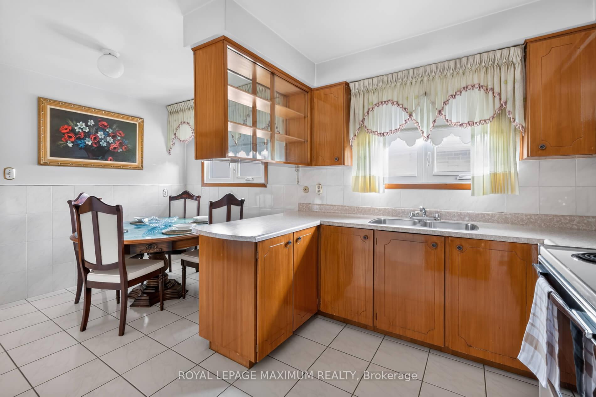 Photo 15 of 11 Hisey Crescent, North York, Black Creek — HOMEH