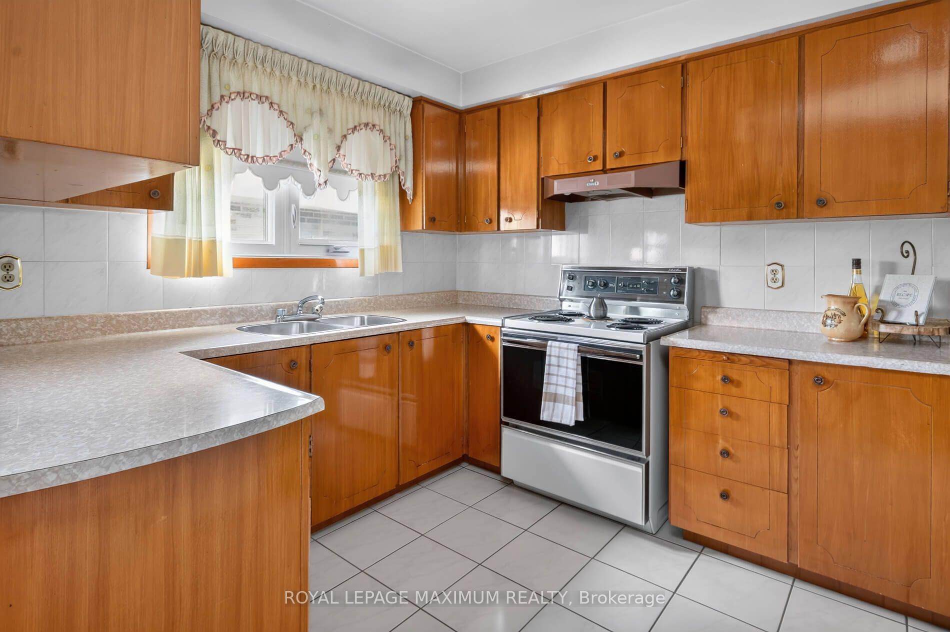 Photo 16 of 11 Hisey Crescent, North York, Black Creek — HOMEH