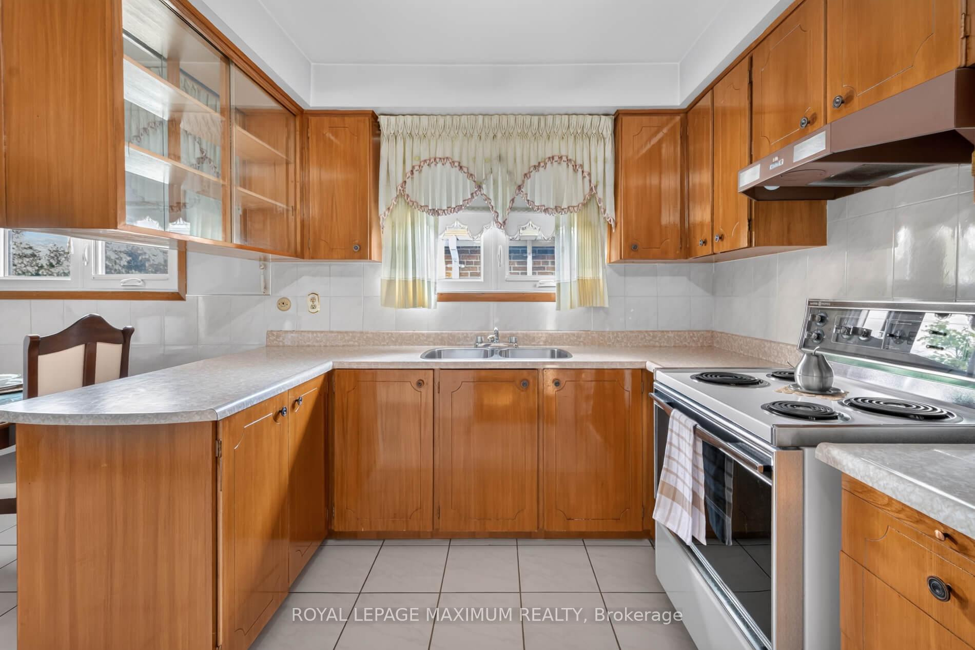 Photo 17 of 11 Hisey Crescent, North York, Black Creek — HOMEH