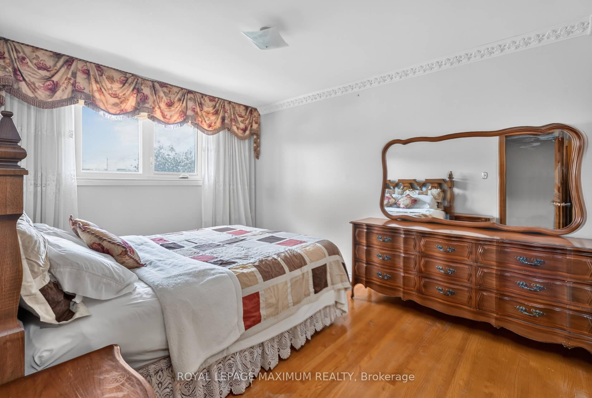 Photo 18 of 11 Hisey Crescent, North York, Black Creek — HOMEH